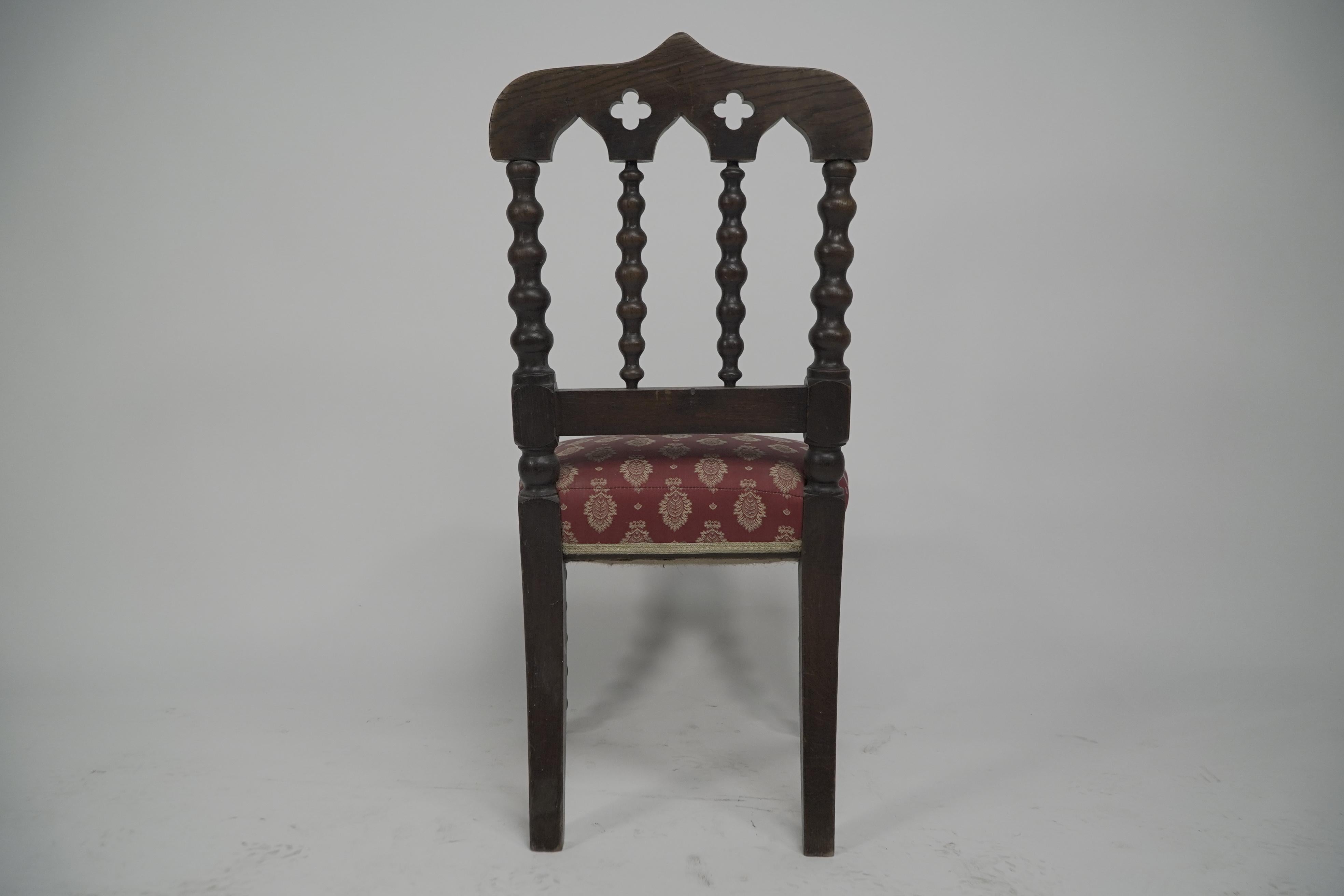 Ein hochwertiger Satz von vier Esszimmerstühlen aus Eiche im gotischen Revival-Stil mit Klöppelspitzen (Eichenholz) im Angebot