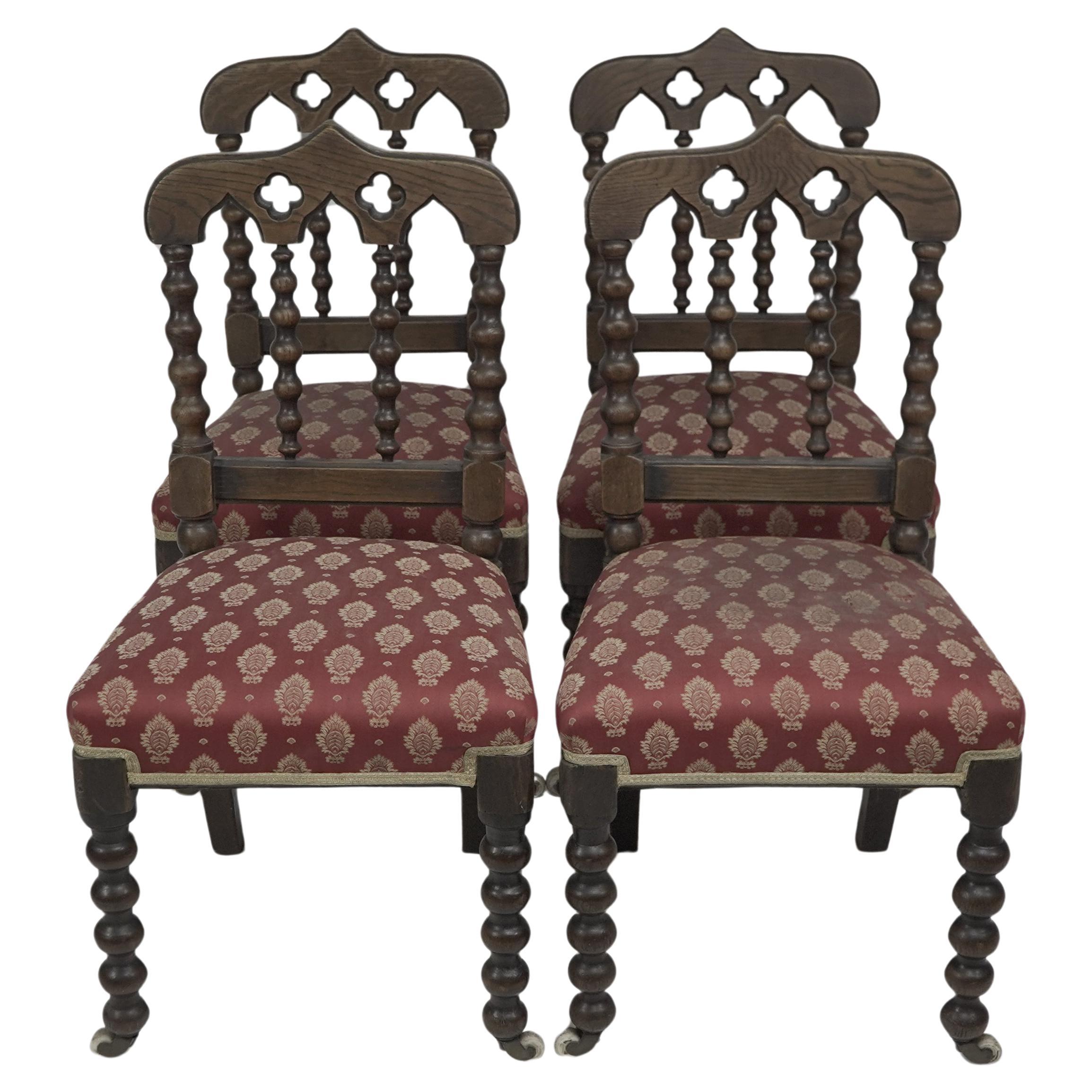 Un ensemble de bonne qualité de quatre chaises de salle à manger en chêne Revive gothique avec des tournures aux fuseaux.