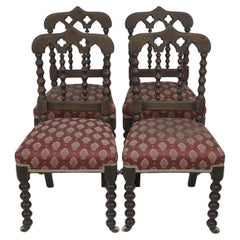 Un ensemble de bonne qualité de quatre chaises de salle à manger en chêne Revive gothique avec des tournures aux fuseaux.