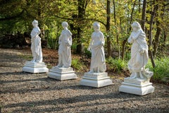 Ensemble de quatre statues en marbre sculpté à la main représentant "The Four Seasons".