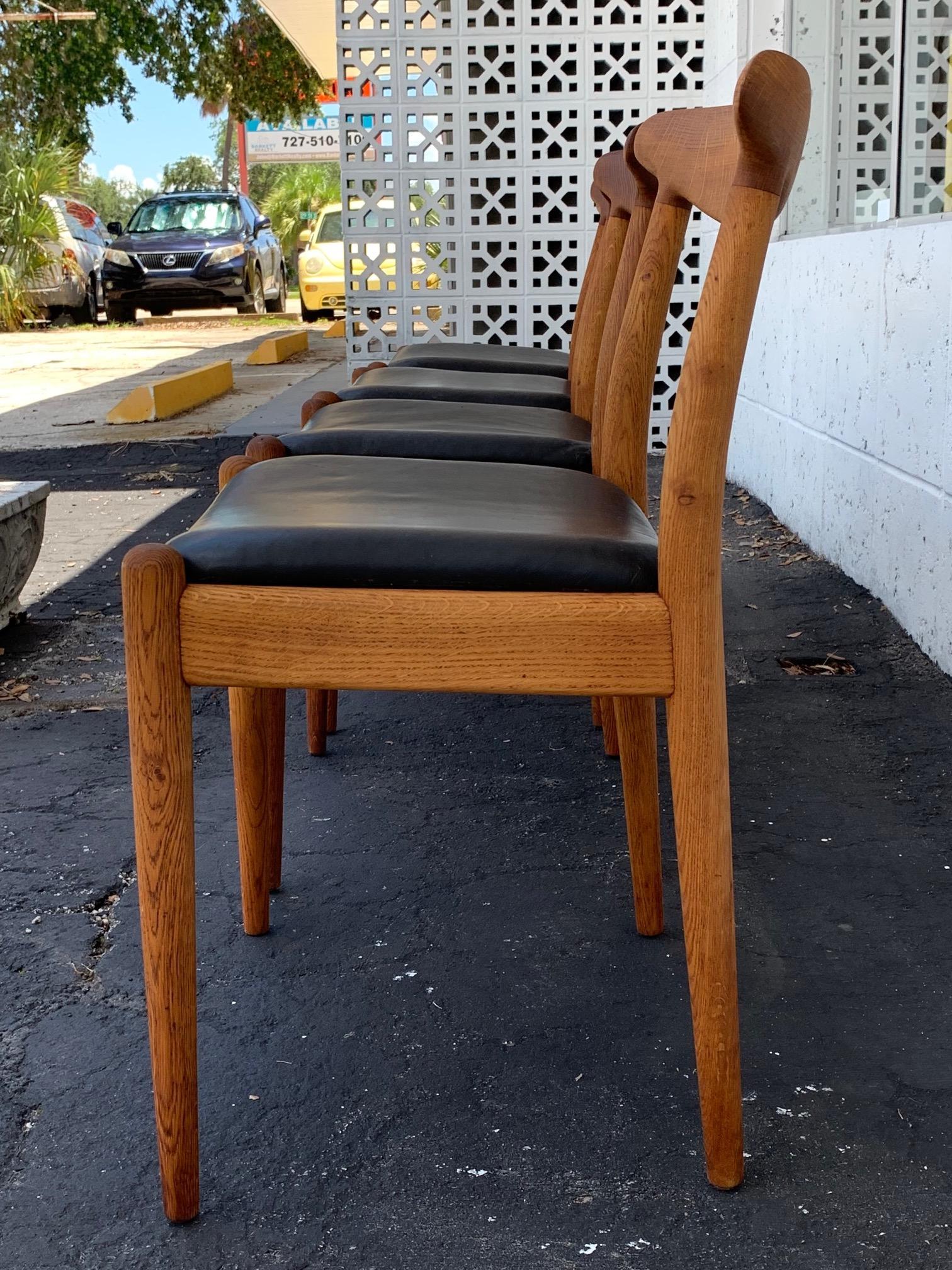 Set of Four Hans Wegner Dining  Chairs for Carl Madsen in Oak In Good Condition In St.Petersburg, FL