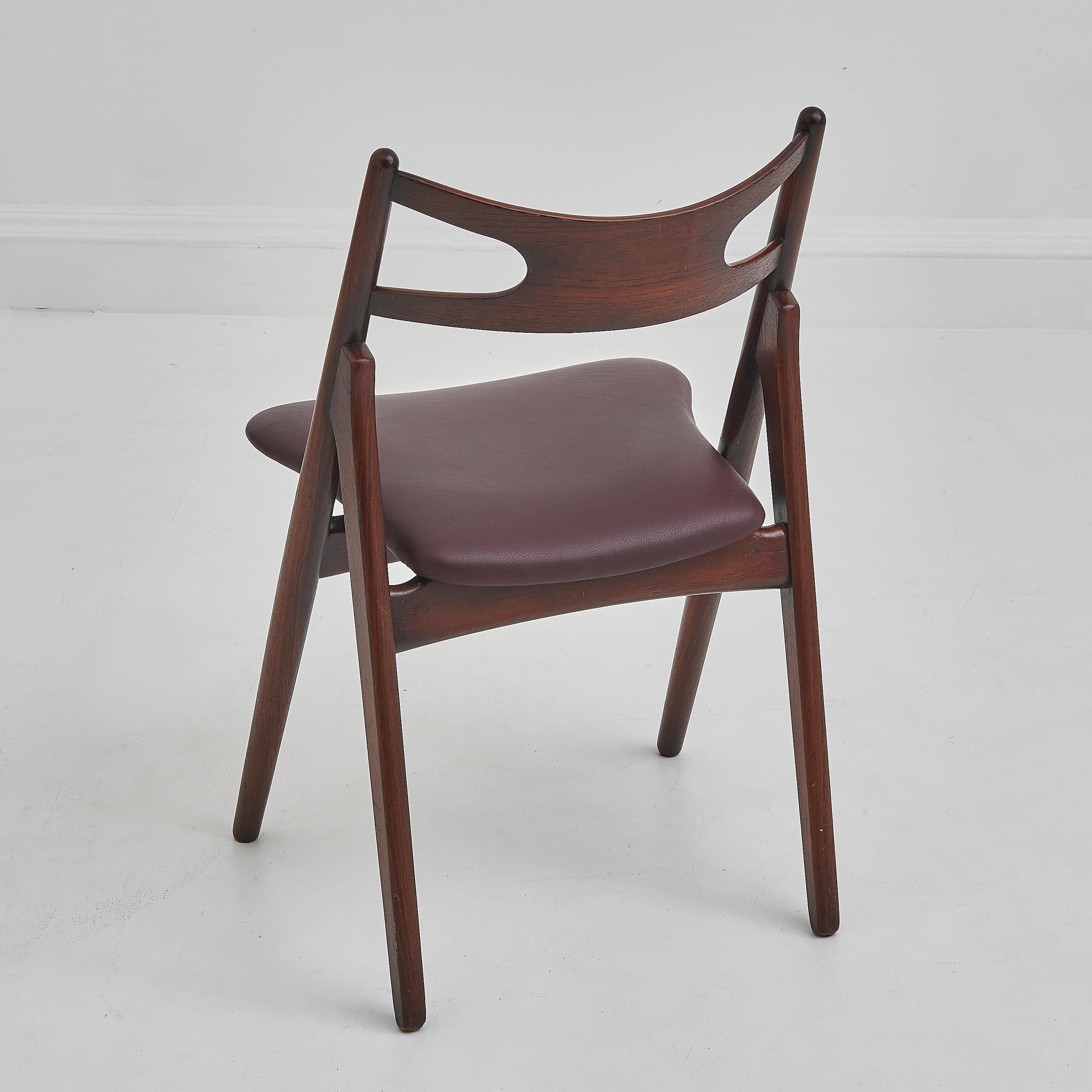 Un set di quattro sedie da pranzo Hans Wegner 'Sawbuck' CH 29 in vendita 3