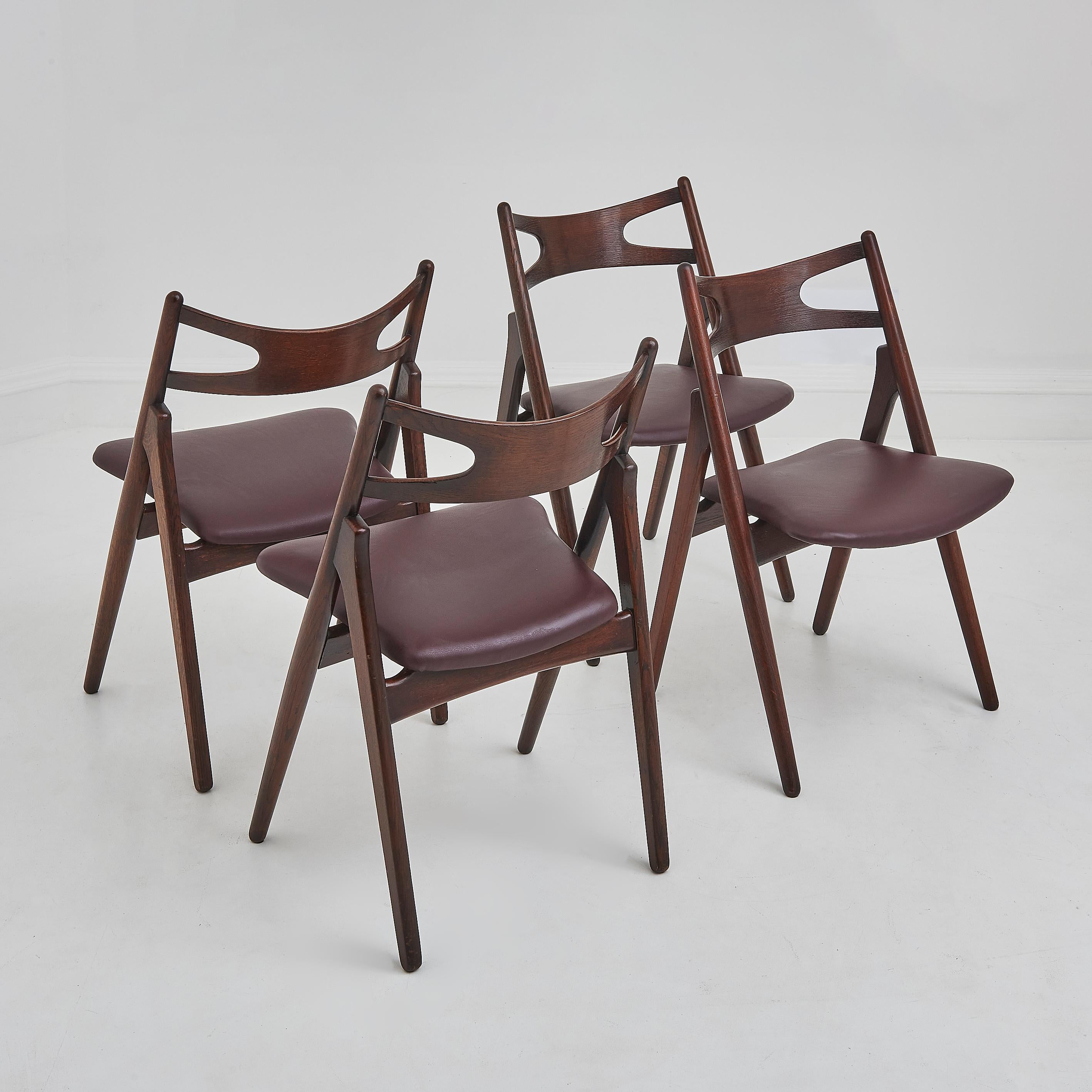 Mid-Century moderno Un set di quattro sedie da pranzo Hans Wegner 'Sawbuck' CH 29 in vendita