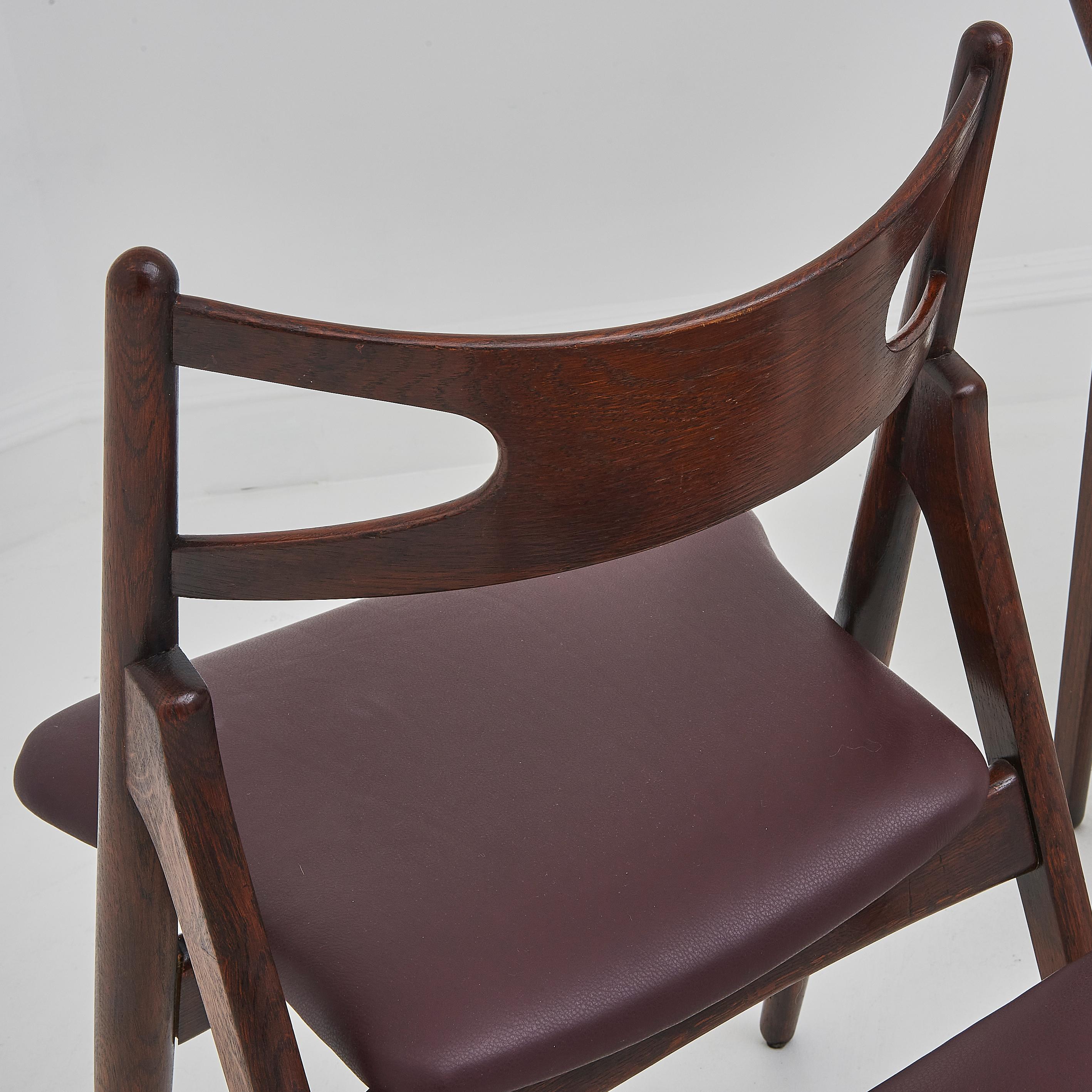 Danese Un set di quattro sedie da pranzo Hans Wegner 'Sawbuck' CH 29 in vendita