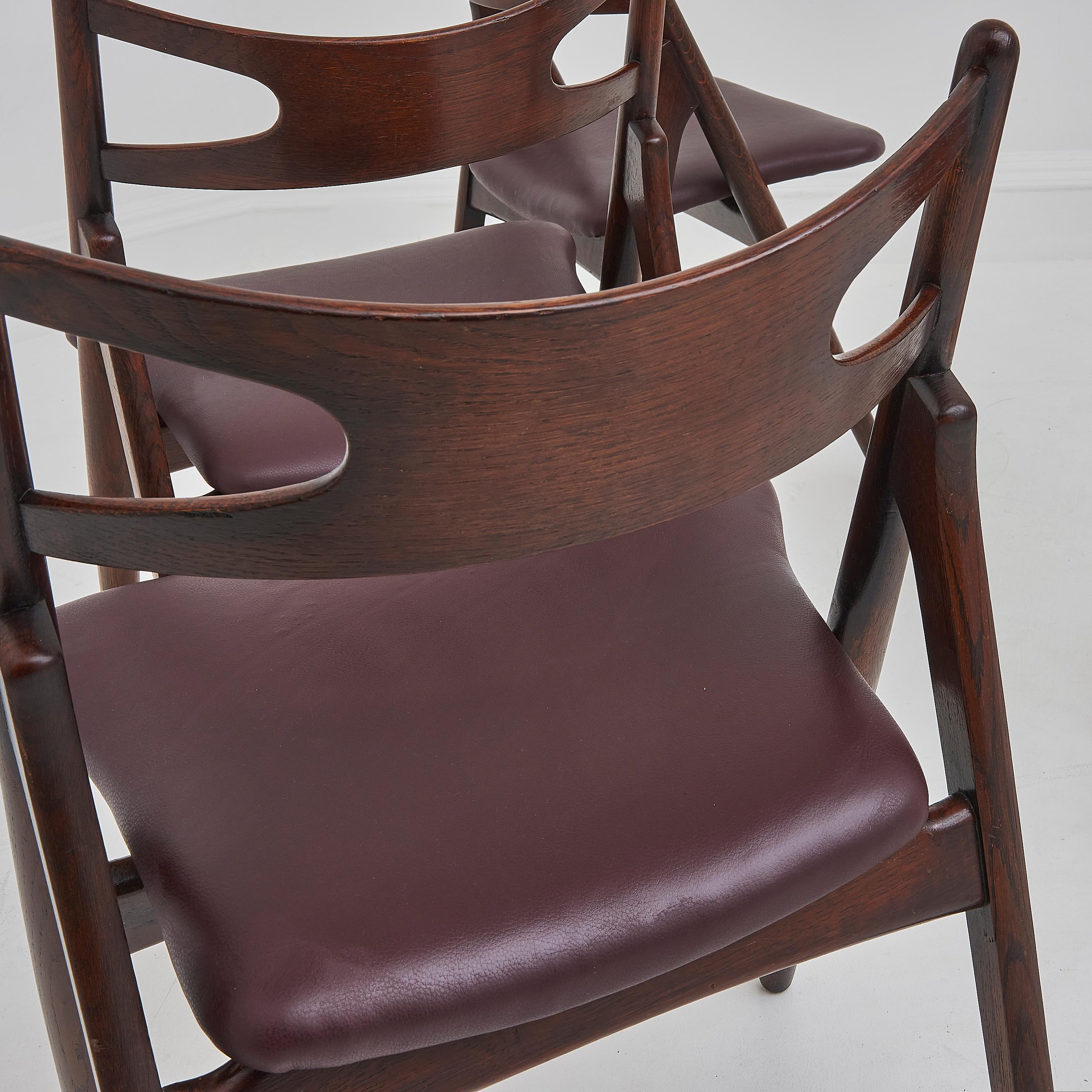 Metà XX secolo Un set di quattro sedie da pranzo Hans Wegner 'Sawbuck' CH 29 in vendita