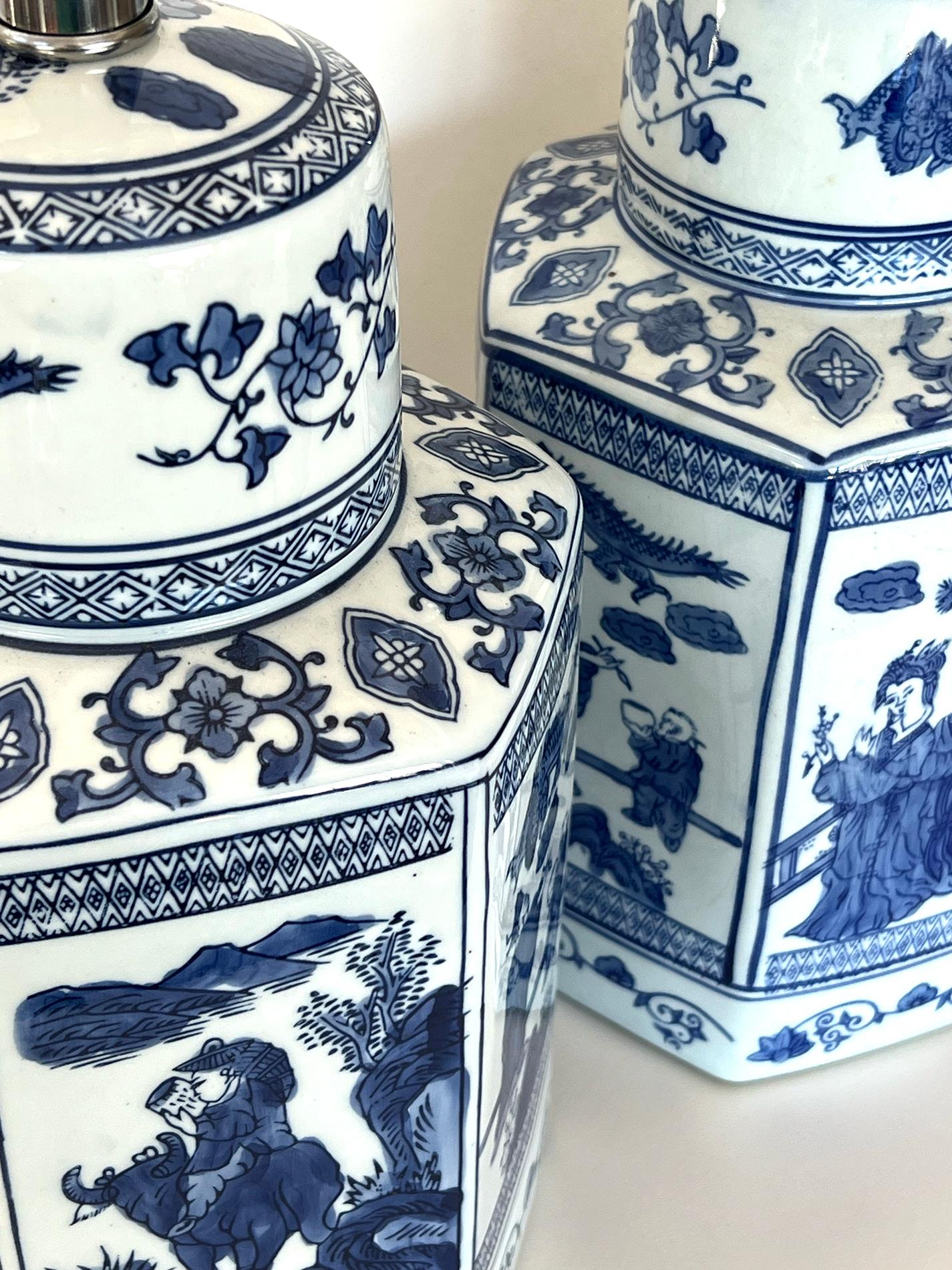 Exportation chinoise Ensemble de quatre lampes hexagonales en forme de jarre à gingembre chinois bleu et blanc en vente