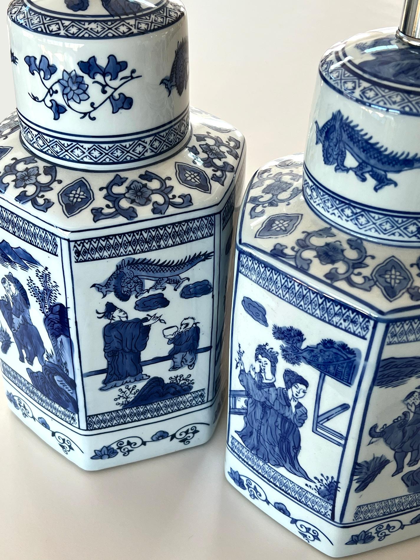 Asiatique Ensemble de quatre lampes hexagonales en forme de jarre à gingembre chinois bleu et blanc en vente