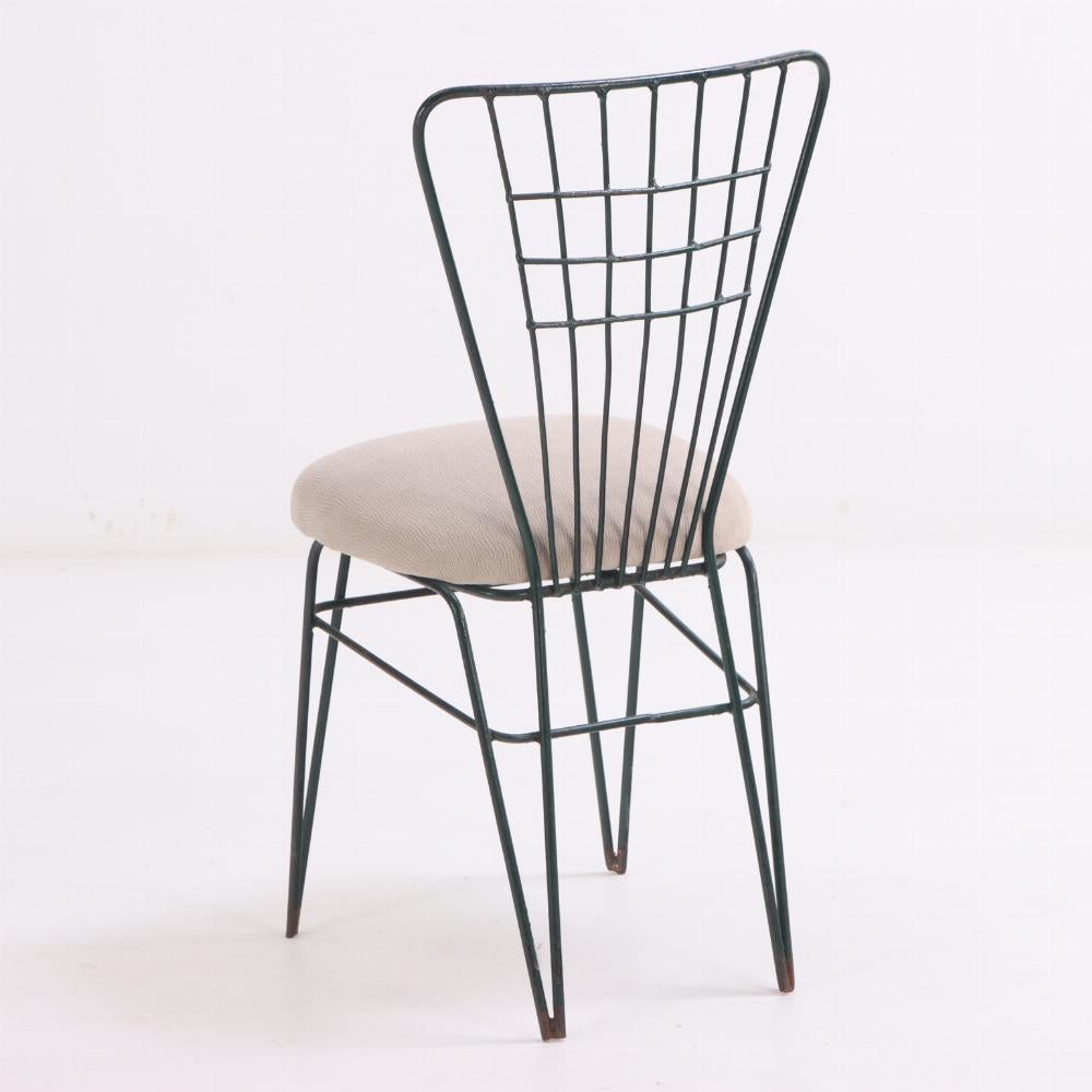 Il set è caratterizzato da linee pulite e geometriche / reticolo sugli schienali e gambe a forcina unite da una barella. 

Fondata nel 1934 (sotto la direzione diretta di Jean-Michel Frank nel 1940), l'opera di Comte fondeva l'estetica modernista