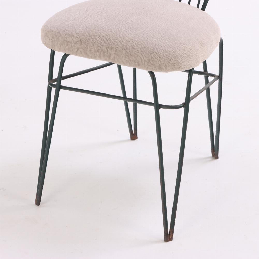 Mid-Century moderno Un set di quattro sedie laterali in ferro e bronzo attribuite a Comte, A.I.C. 1950. in vendita