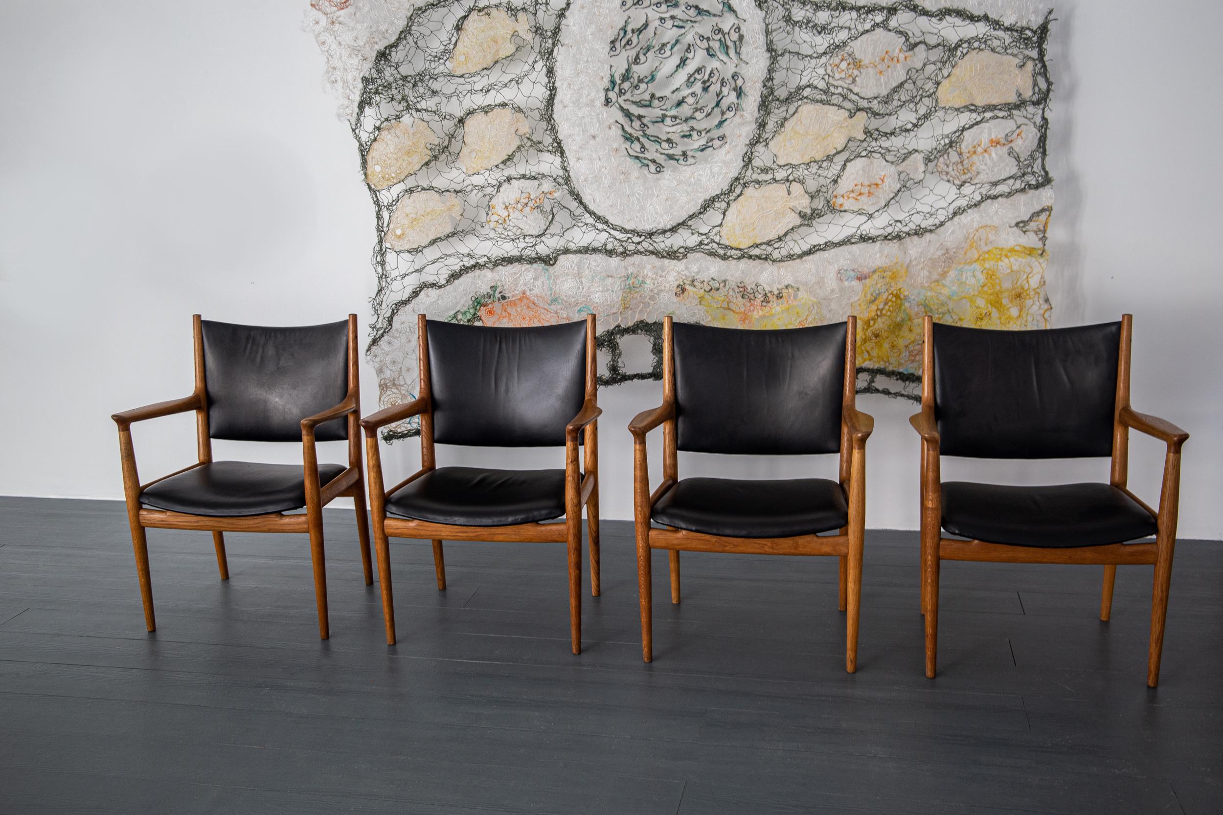 Design elegante, intellettuale e senza tempo. Linee incredibili, falegnameria e costruzione esemplari. Questi esemplari altamente collezionabili presentano l'invidiabile combinazione di rovere patinato invecchiato e pelle nera. Sono altamente