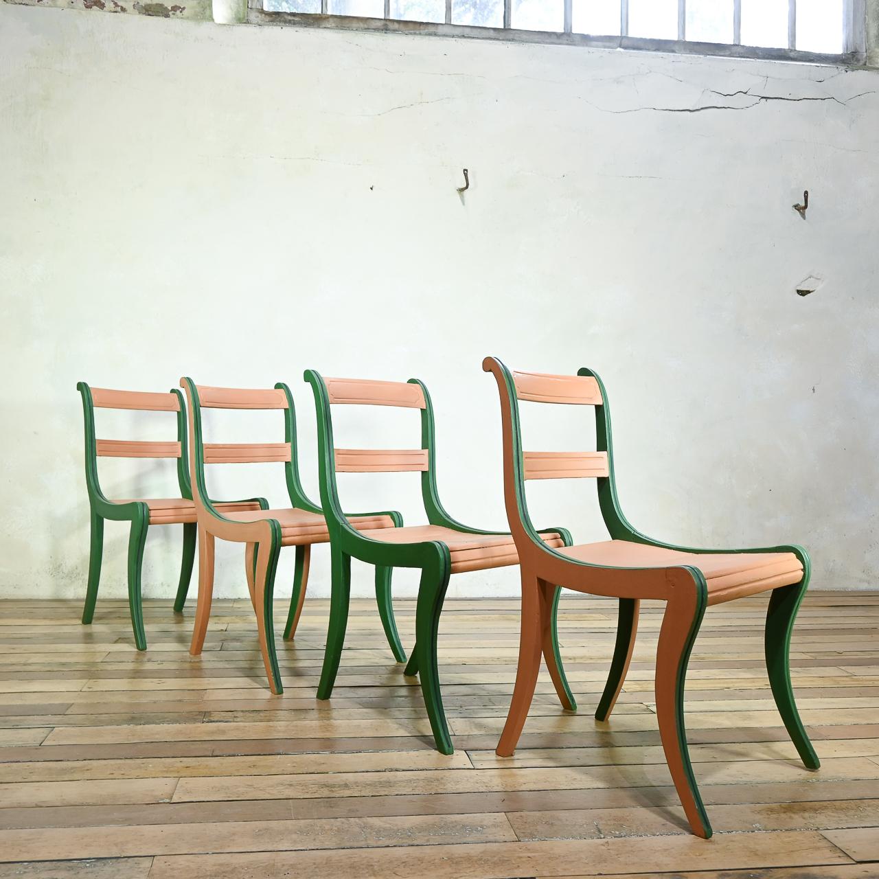 Ein exquisites Set von vier Regency-Seitenstühlen, die sich durch ihre bezaubernde zweifarbige Lackierung auszeichnen, die dekorativen Charme und Freude ausstrahlt. Dieses reizvolle Merkmal verleiht jedem Stuhl Tiefe und Reichtum und hebt seine
