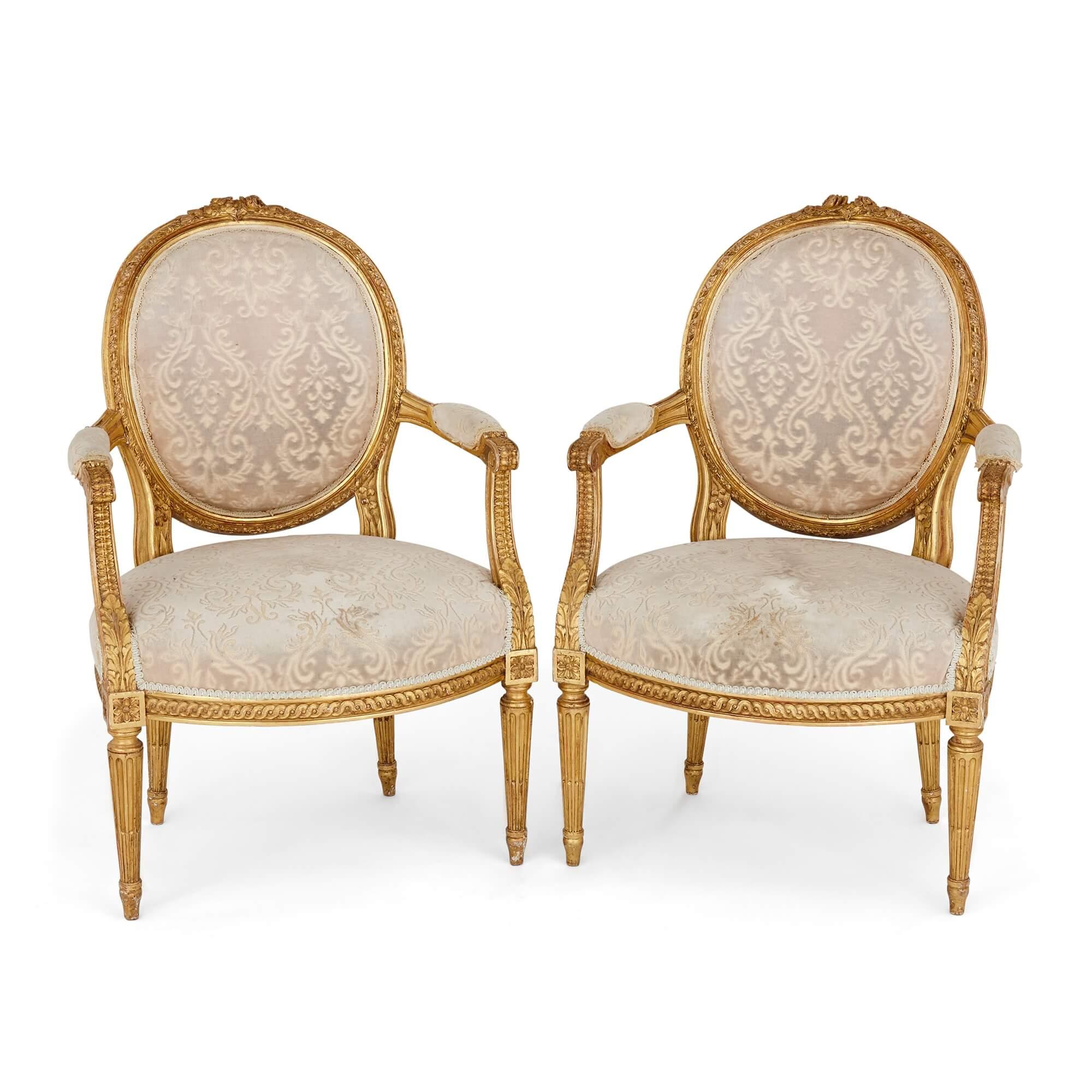 Ein Satz von vier vergoldeten Fauteuils im Stil Louis XVI
Französisch, Anfang 20. Jahrhundert
Maße: Höhe 92cm, Breite 60cm, Tiefe 55cm

Diese schönen Fauteuils - Sessel mit offenen Seiten und gepolsterten Armlehnen, die typisch für die Stile