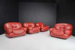 Un ensemble de quatre chaises longues en cuir rouge de Sapporo pour Mobil Girgi, Italie '70