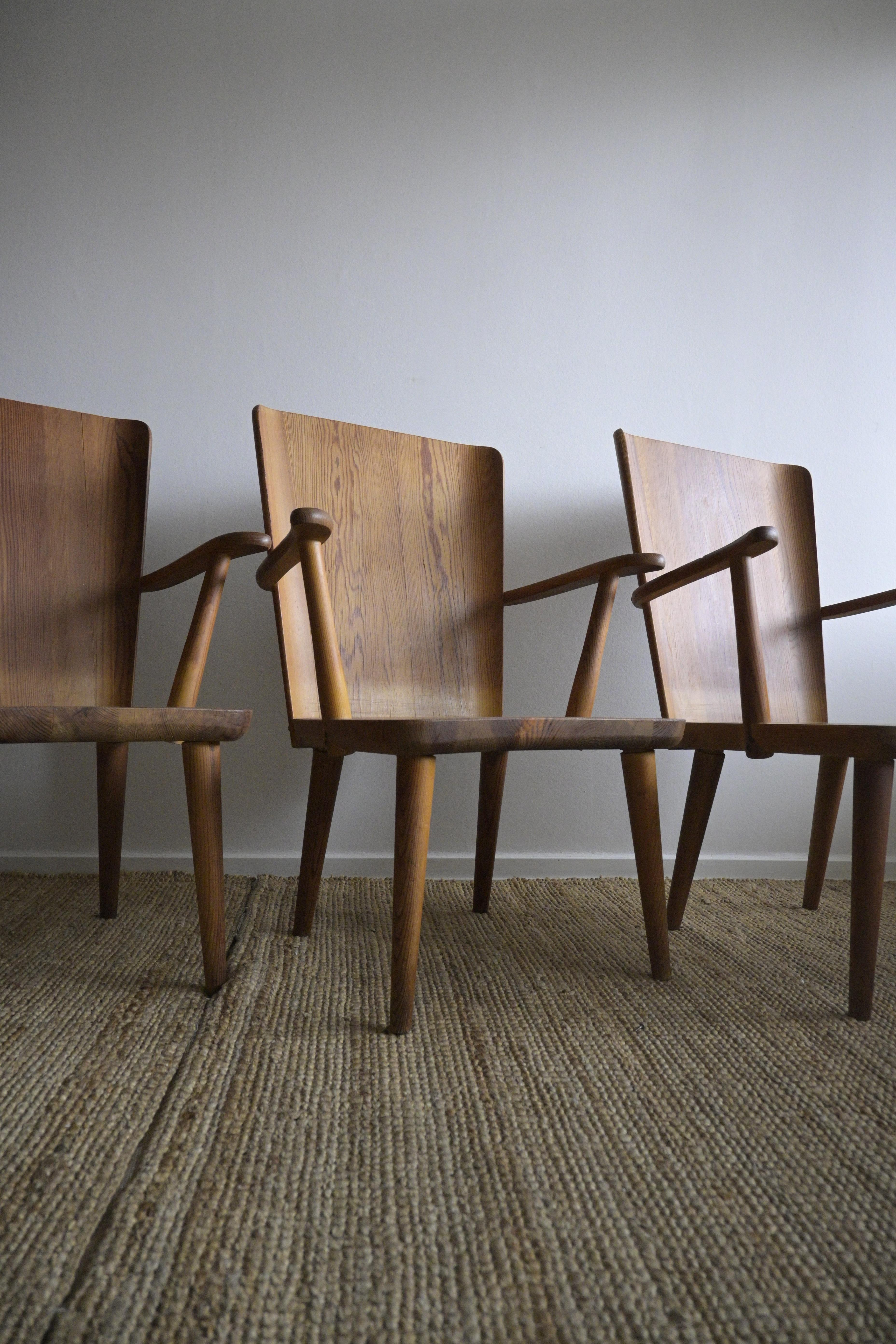 Ensemble de quatre fauteuils du milieu du siècle par Göran Malmvall, Svensk Furu, années 1940 en vente 4