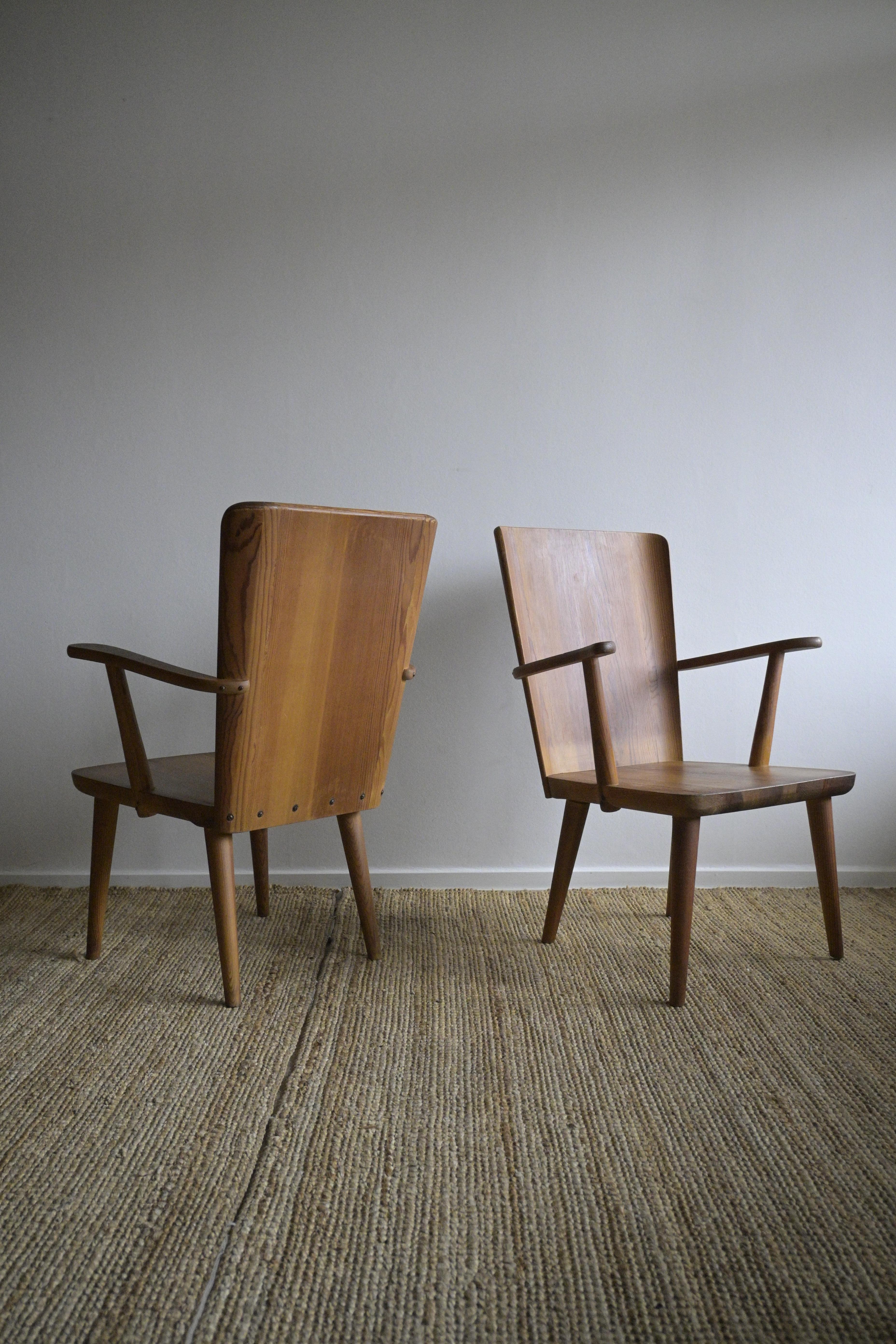 A set of four mid-century armchairs by Göran Malmvall, Svensk Furu, 1940s For Sale 5
