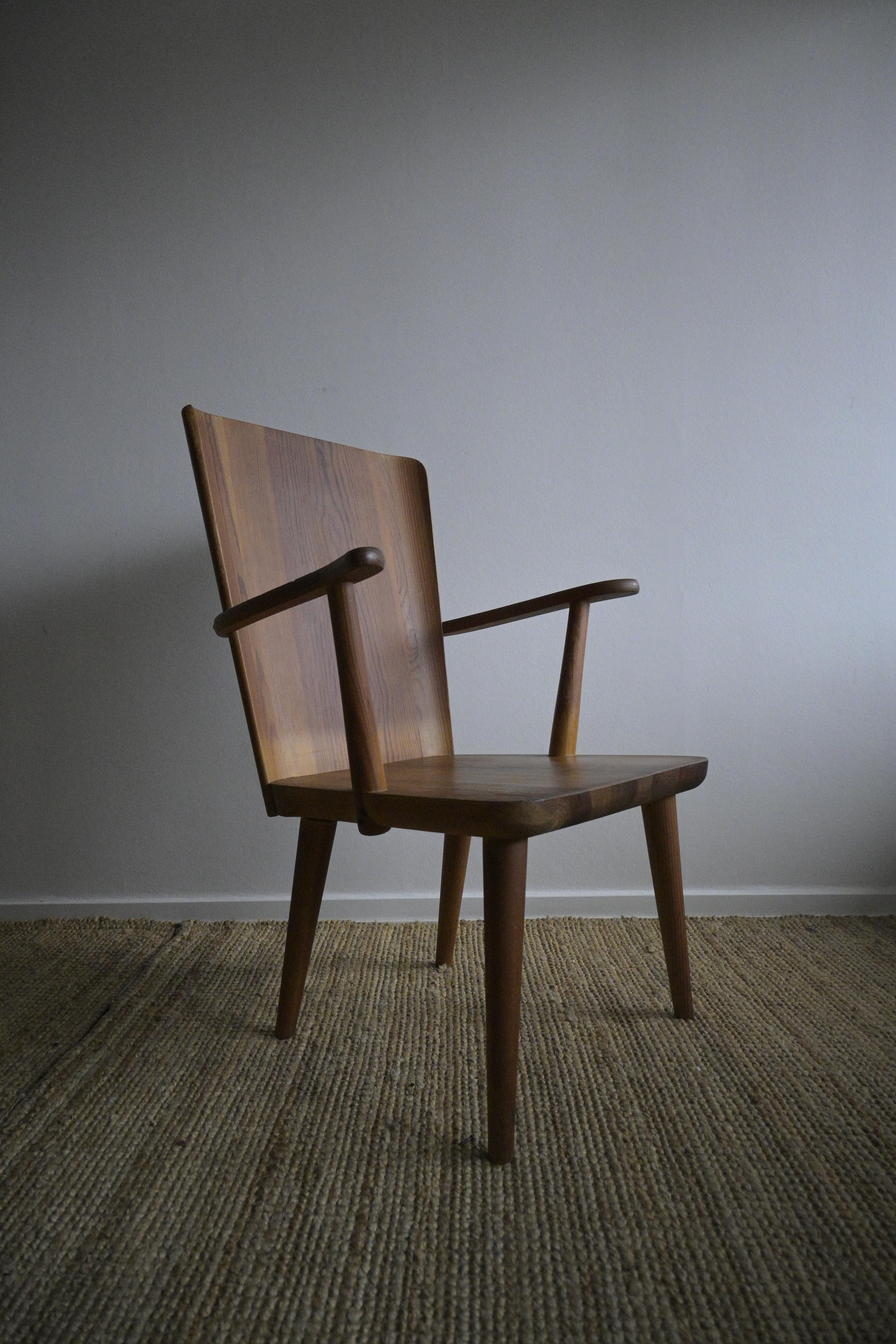 Ensemble de quatre fauteuils du milieu du siècle par Göran Malmvall, Svensk Furu, années 1940 Bon état - En vente à Farsta, SE