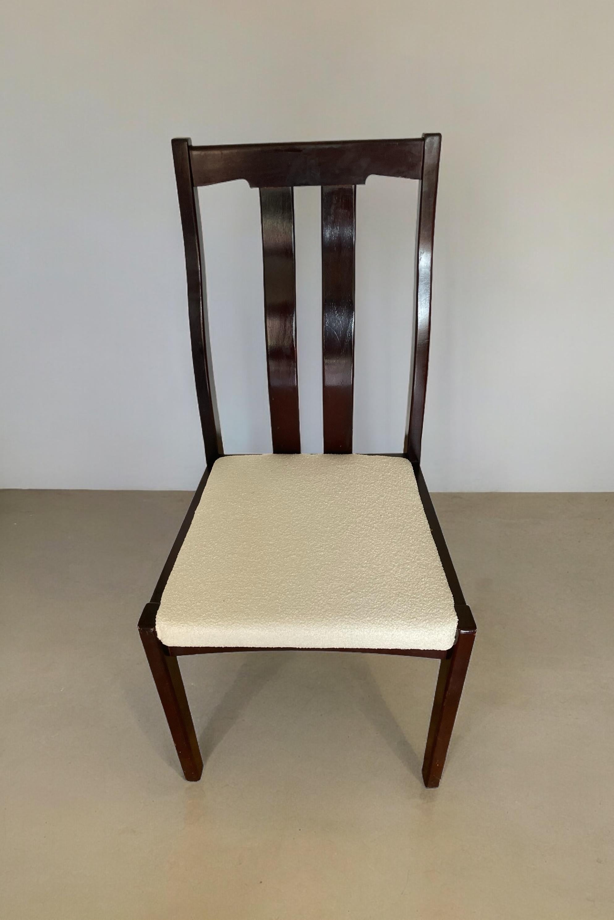 Ein Satz von vier Meredew-Esszimmerstühlen aus der Mitte des Jahrhunderts, tiefes Mahagoni mit weißem Paris im Angebot 9
