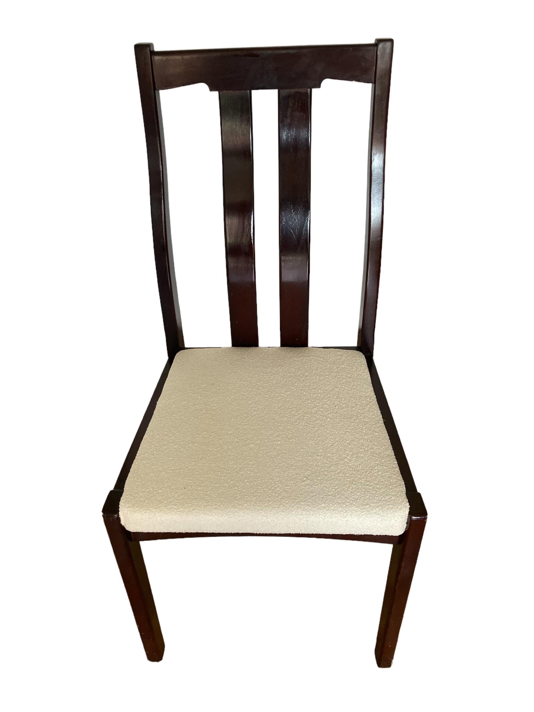 Ein Satz von vier Meredew Esszimmerstühlen, tiefes Mahagoni mit cremefarbener Paris Boucle-Polsterung. Diese neu gepolsterten, eleganten Stühle mit weißer Sitzpolsterung sind ideal, um jedem Ess- oder Wohnbereich einen Hauch von Raffinesse zu