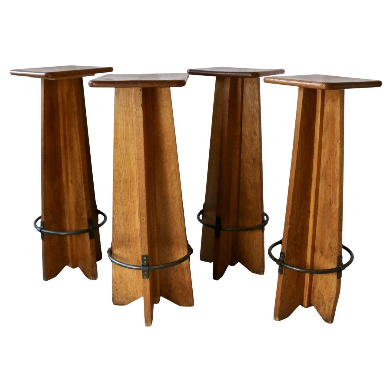 Vier Hocker aus Eiche, Frankreich 50er Jahre. im Angebot