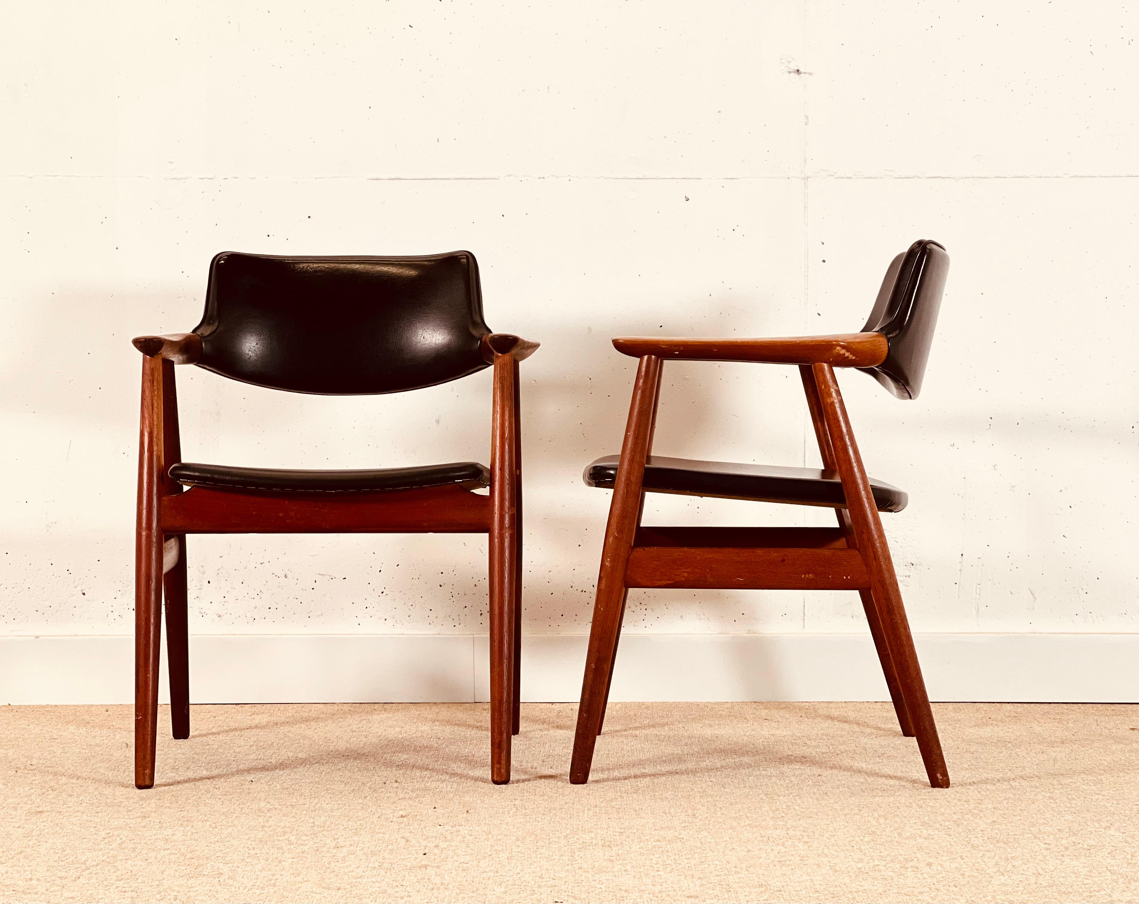 NO AGE Eriksen a conçu un ensemble de quatre chaises au Danemark dans les années 60. Il s'agit de la chaise de salle à manger modèle Gm11.
Les chaises sont en bois de teck massif avec un beau design qui maintient l'accoudoir suspendu dans l'air. Les