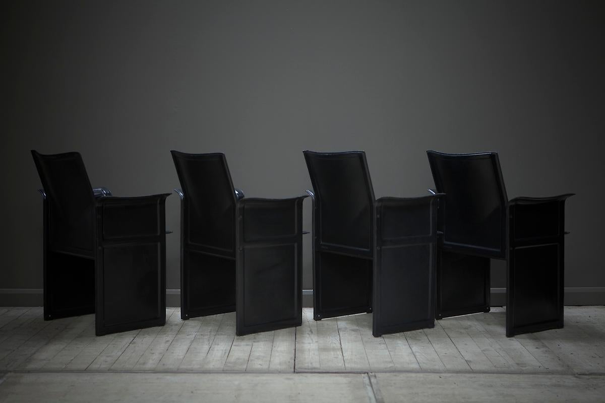 Un ensemble de quatre chaises de salle à manger originales en cuir noir de Tito Agnoli pour Matteo Gra en vente 4
