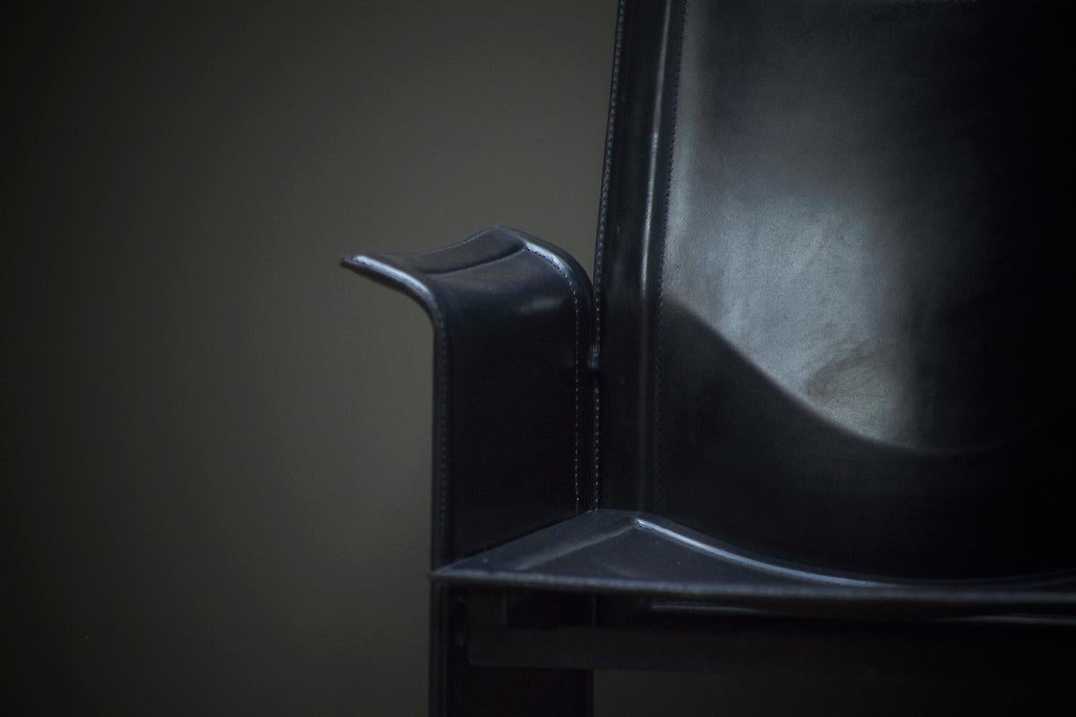 Un ensemble de quatre chaises de salle à manger originales en cuir noir de Tito Agnoli pour Matteo Gra en vente 5