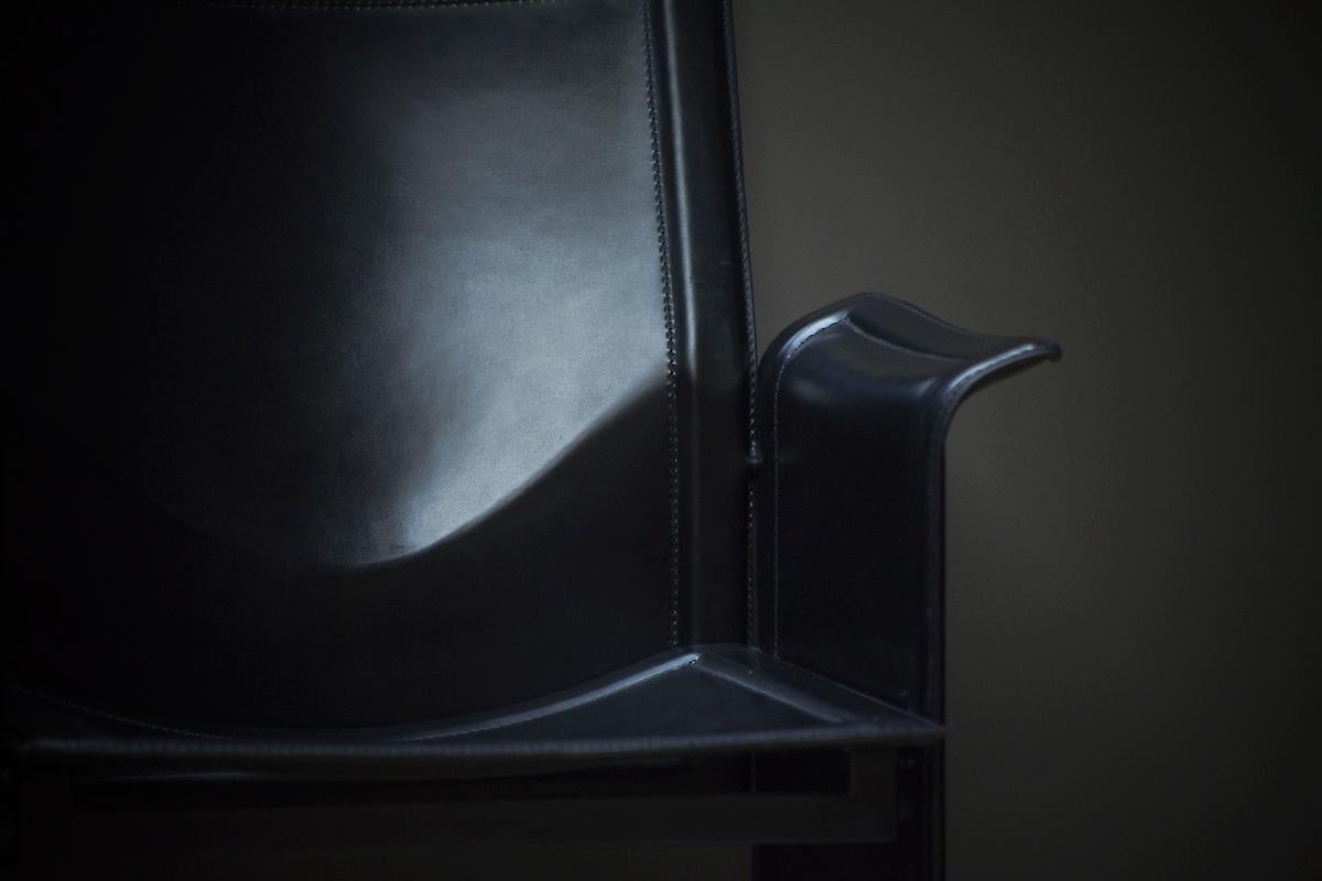 Un ensemble de quatre chaises de salle à manger originales en cuir noir de Tito Agnoli pour Matteo Gra en vente 6