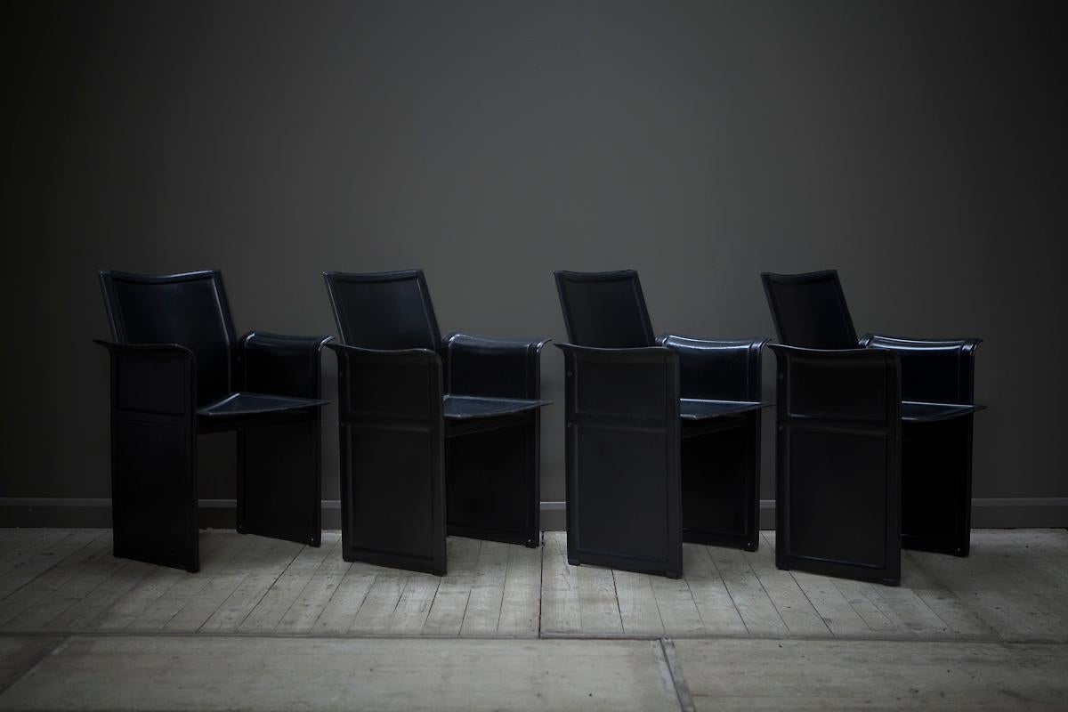 Un ensemble de quatre chaises de salle à manger originales en cuir noir de Tito Agnoli pour Matteo Gra en vente 2