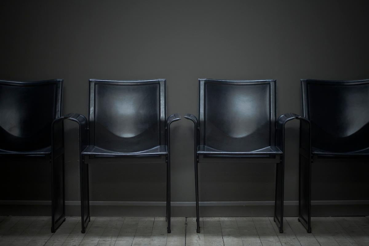 Un ensemble de quatre chaises de salle à manger originales en cuir noir de Tito Agnoli pour Matteo Gra en vente 3