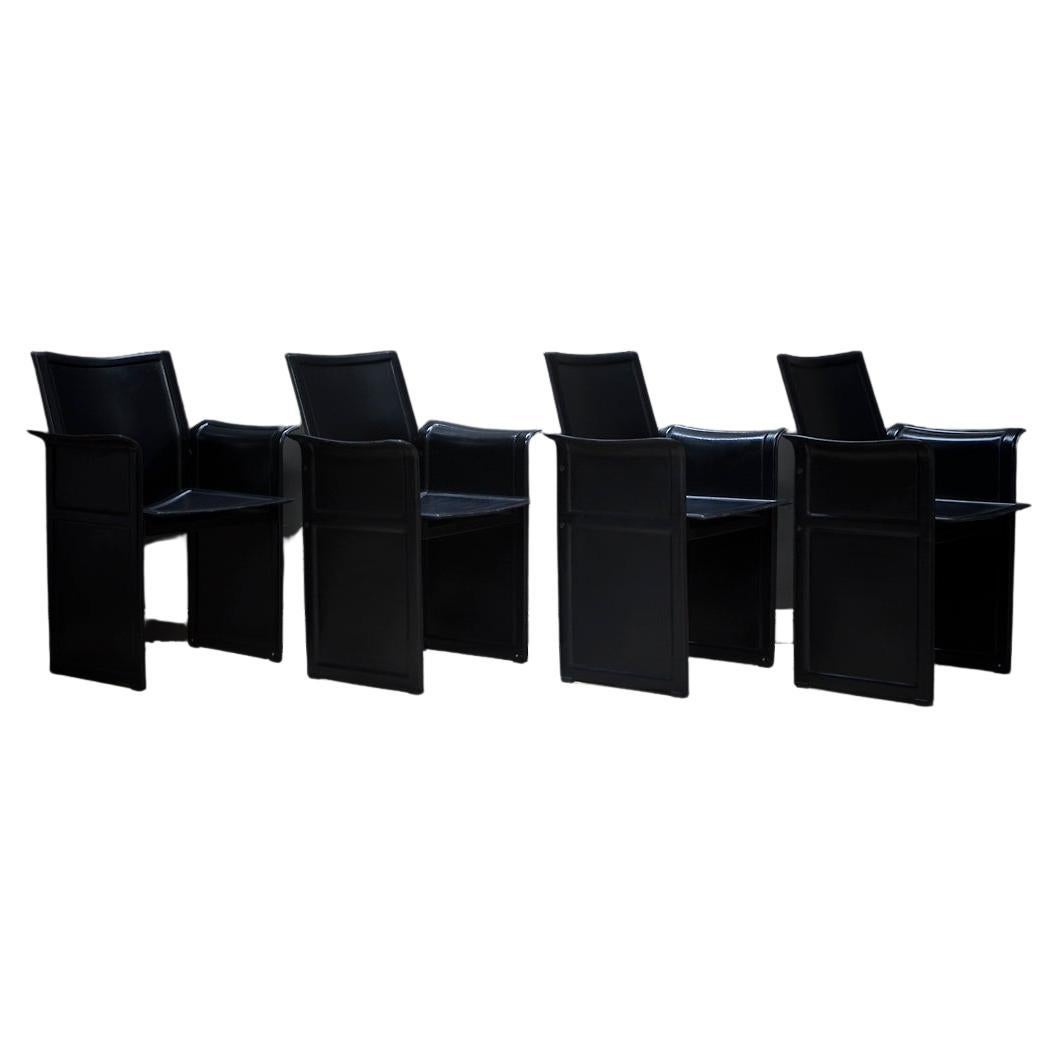 Un ensemble de quatre chaises de salle à manger originales en cuir noir de Tito Agnoli pour Matteo Gra en vente