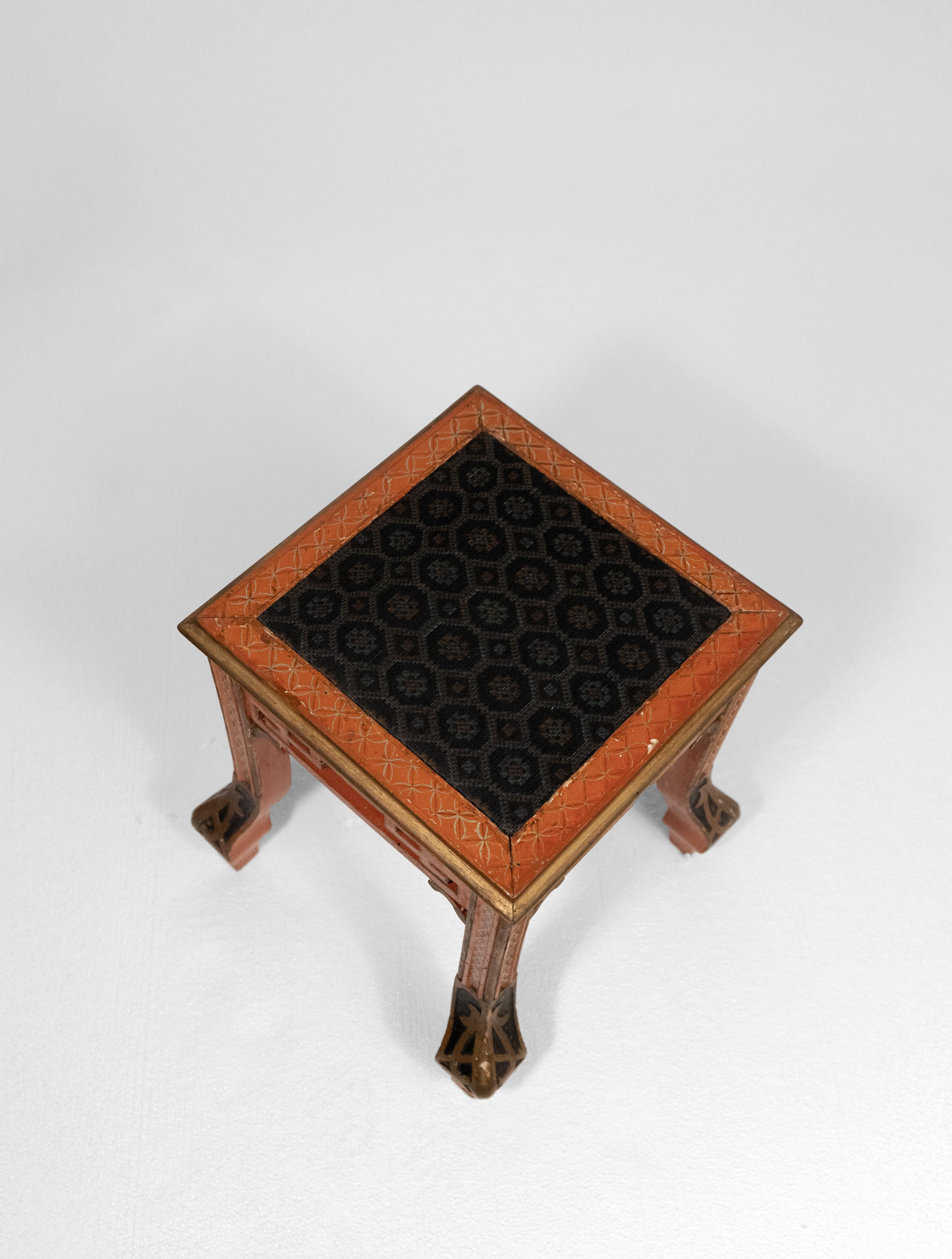 A Set of Four Red Painted Chinoiserie Stools In Good Condition For Sale In New York, NY