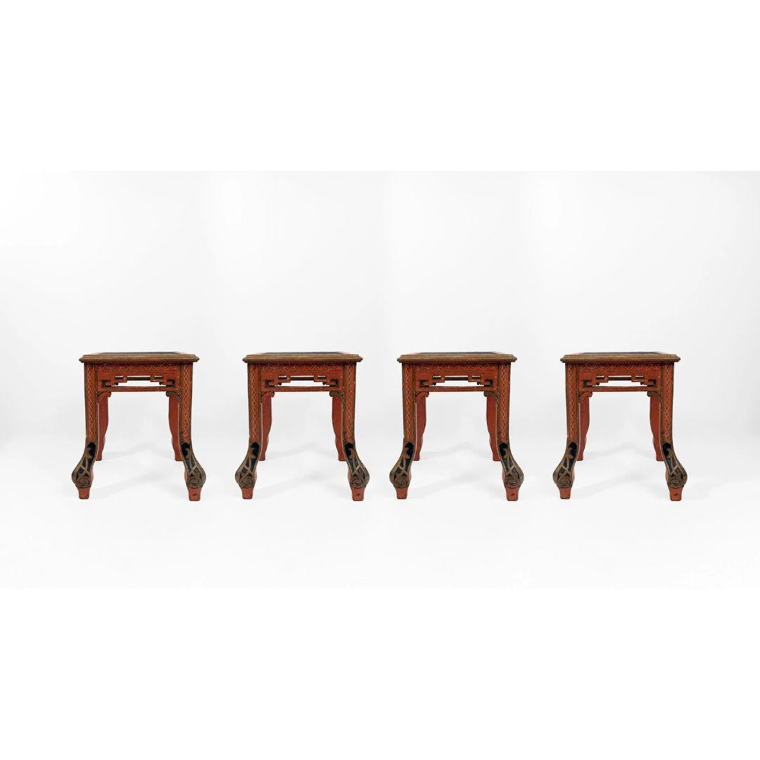 Inizio XX secolo Un set di quattro sgabelli Chinoiserie dipinti di rosso in vendita