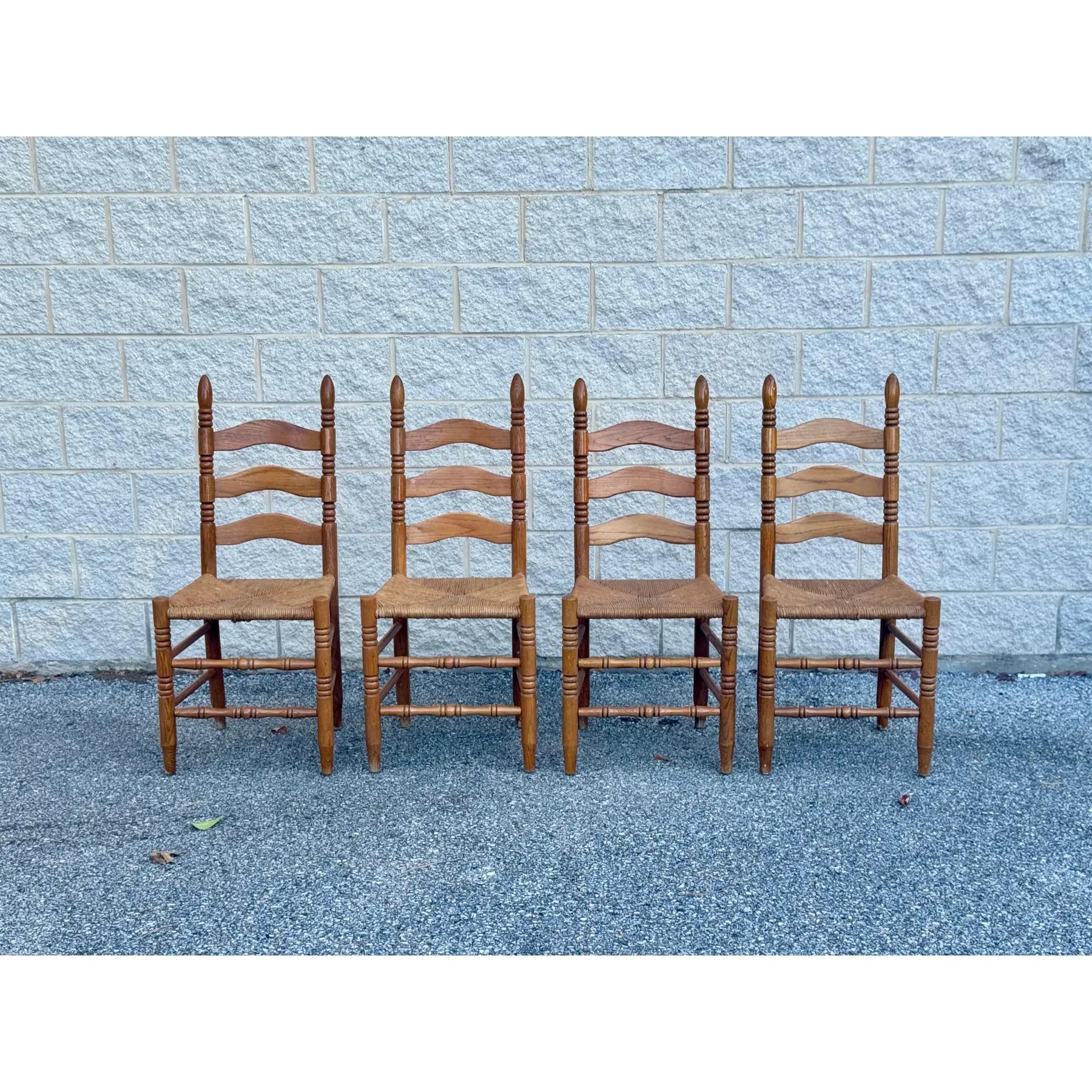 A Set of Four Rustic Vintage Oak and Rush Seat Dining Chairs With Ladder Backs (Rustikal) im Angebot