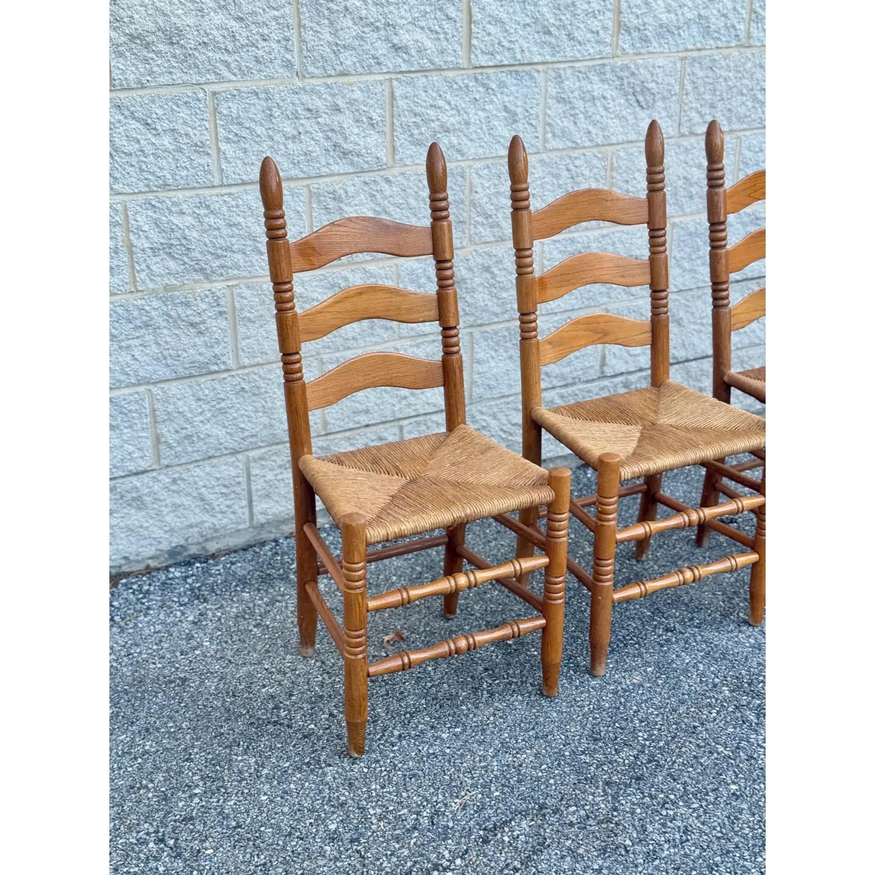 A Set of Four Rustic Vintage Oak and Rush Seat Dining Chairs With Ladder Backs (amerikanisch) im Angebot