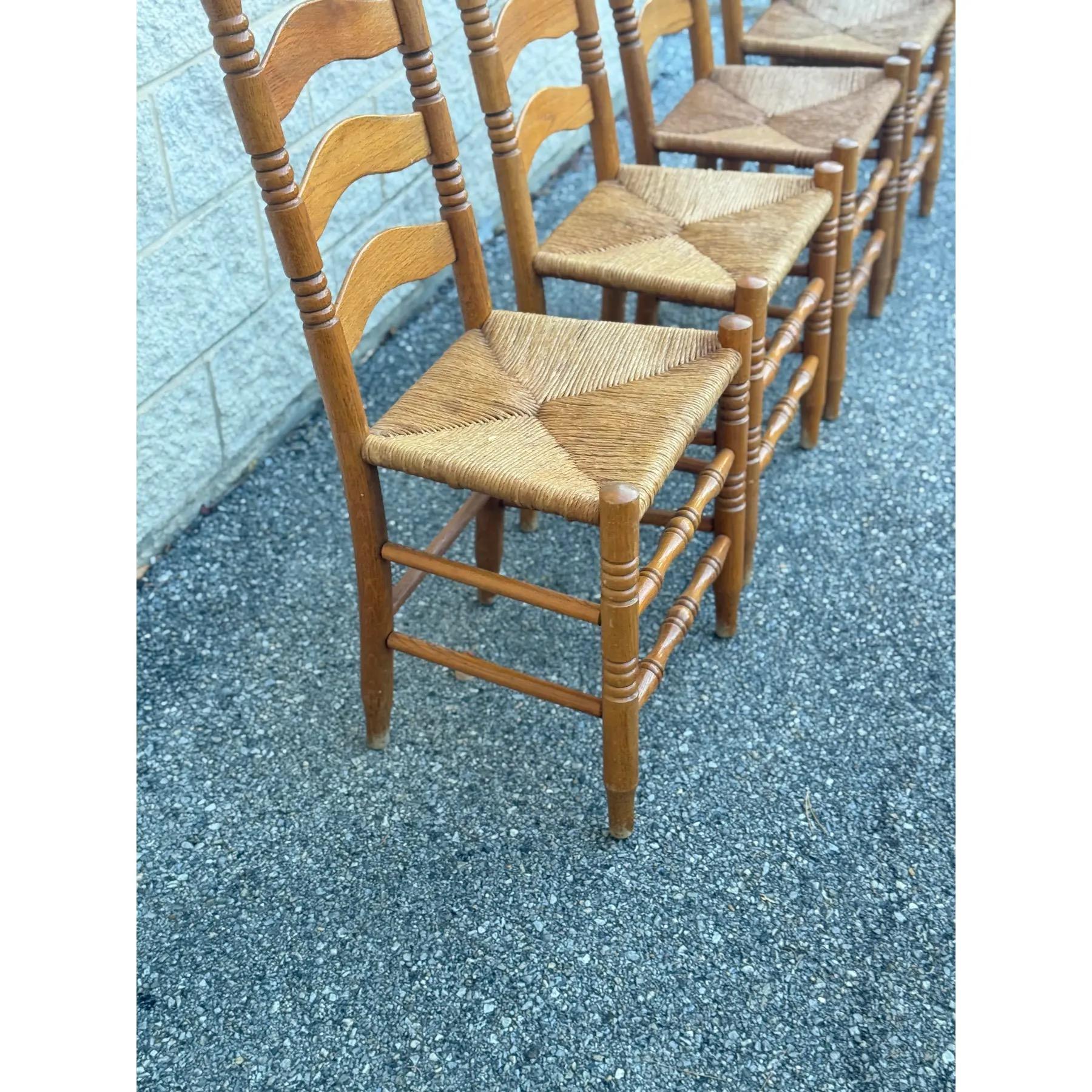 A Set of Four Rustic Vintage Oak and Rush Seat Dining Chairs With Ladder Backs im Zustand „Gut“ im Angebot in Elkton, MD