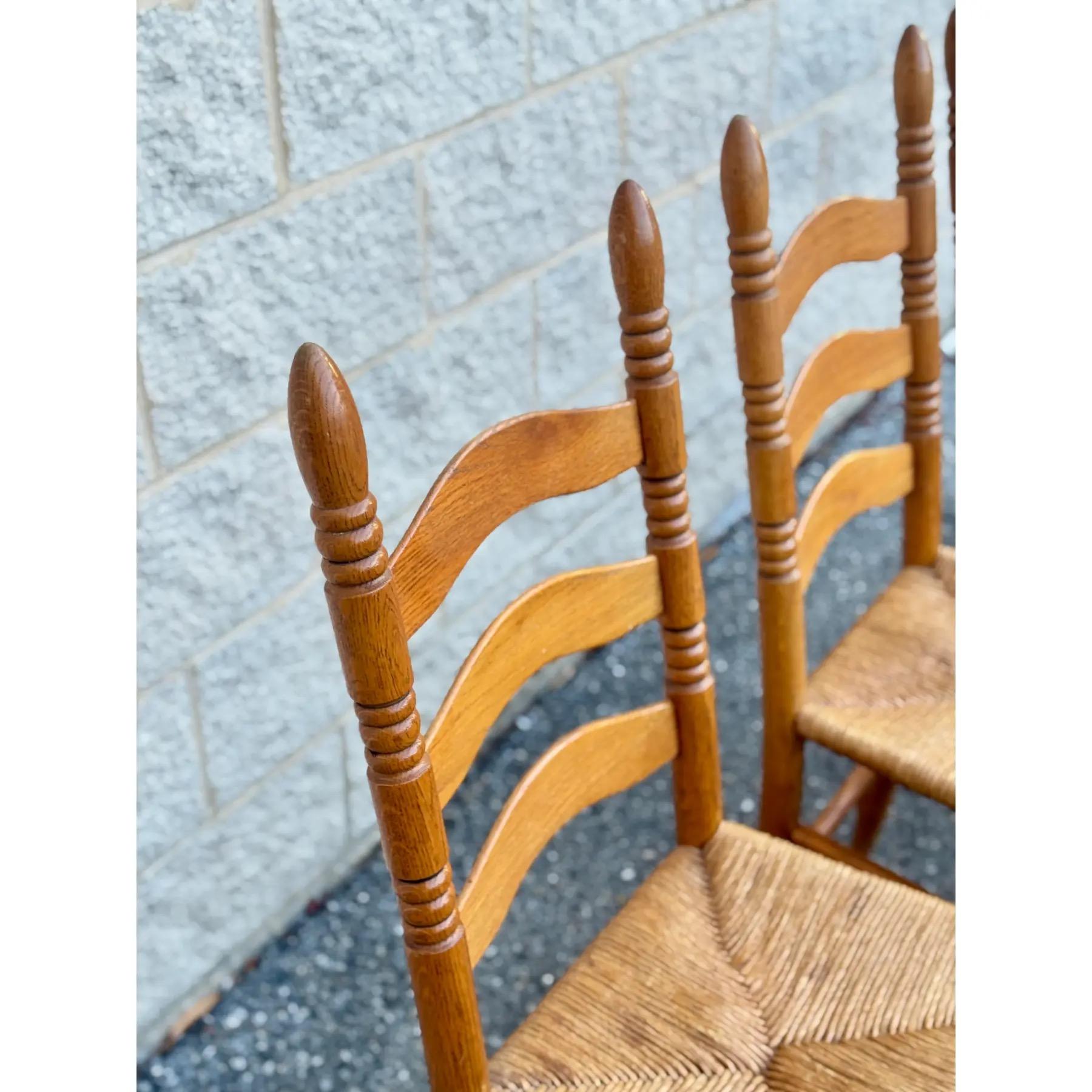 A Set of Four Rustic Vintage Oak and Rush Seat Dining Chairs With Ladder Backs (20. Jahrhundert) im Angebot