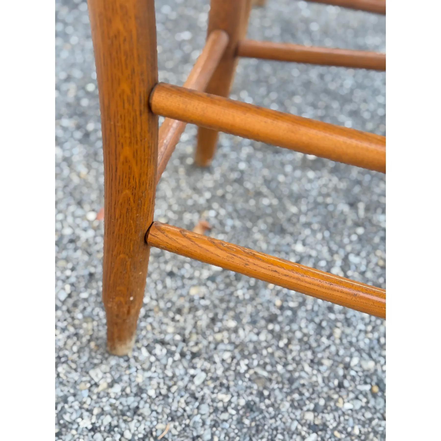 A Set of Four Rustic Vintage Oak and Rush Seat Dining Chairs With Ladder Backs im Angebot 1