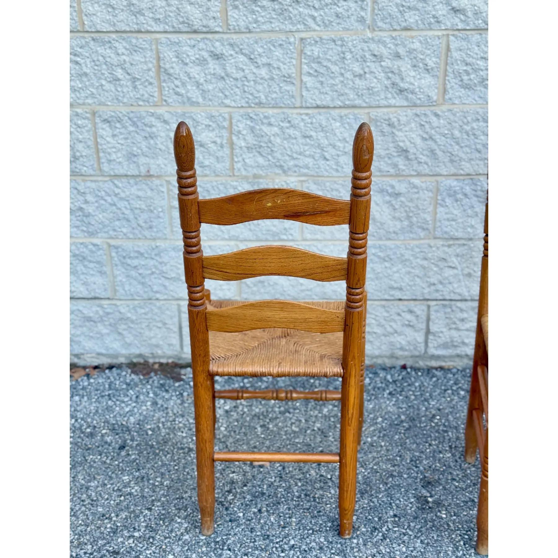 A Set of Four Rustic Vintage Oak and Rush Seat Dining Chairs With Ladder Backs im Angebot 2