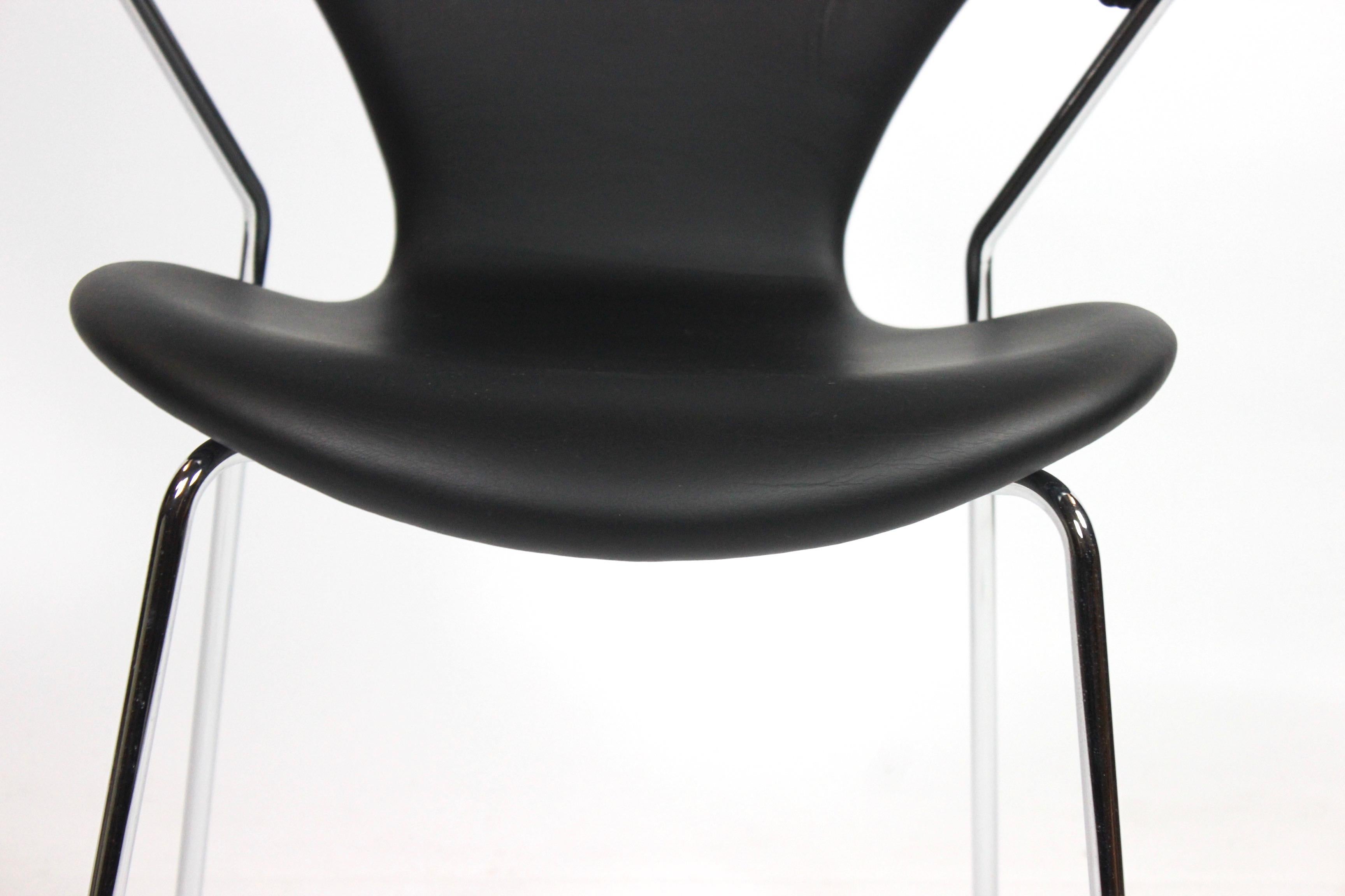 Satz von vier Stühlen der Serie 7, Modell 3207, mit Armlehnen von Arne Jacobsen, 2016 (Moderne der Mitte des Jahrhunderts) im Angebot