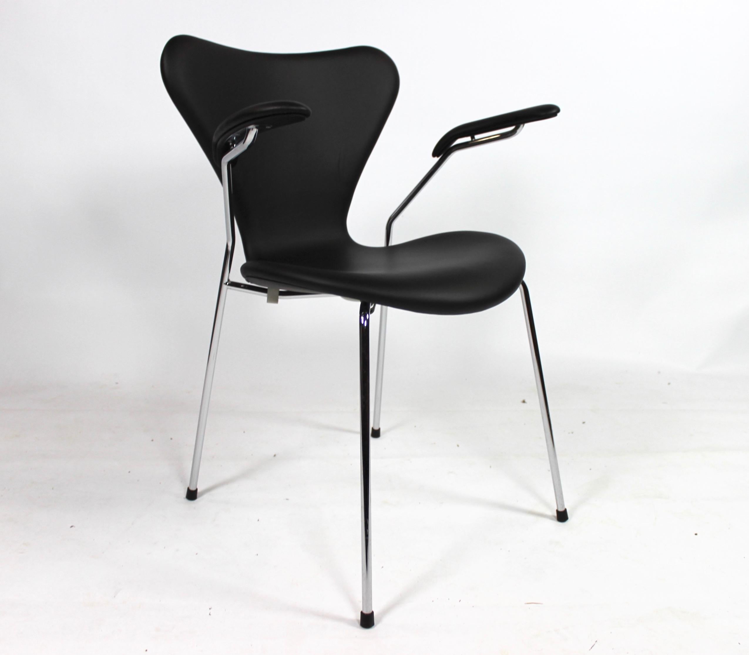 Satz von vier Stühlen der Serie 7, Modell 3207, mit Armlehnen von Arne Jacobsen, 2016 (Dänisch) im Angebot