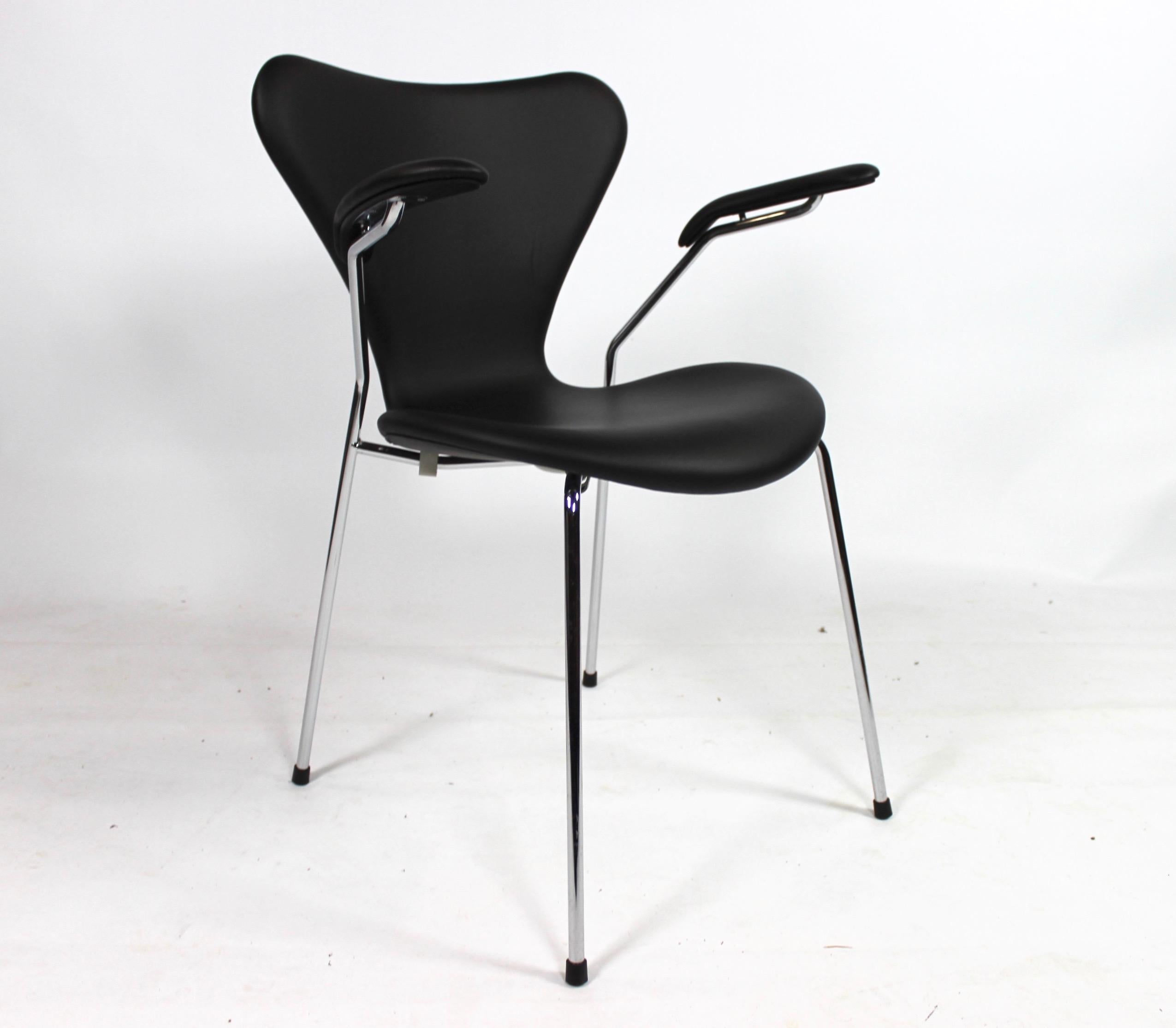 Danois Ensemble de quatre chaises Series 7, modèle 3207, avec accoudoirs d'Arne Jacobsen, 2016 en vente