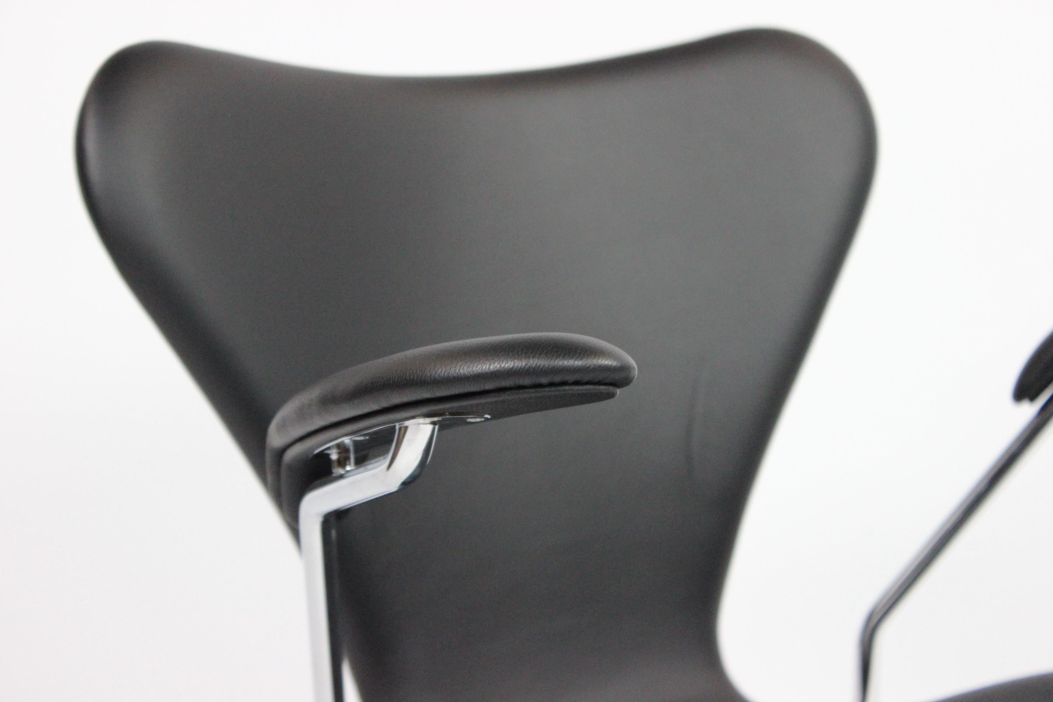 Satz von vier Stühlen der Serie 7, Modell 3207, mit Armlehnen von Arne Jacobsen, 2016 (Mitte des 20. Jahrhunderts) im Angebot