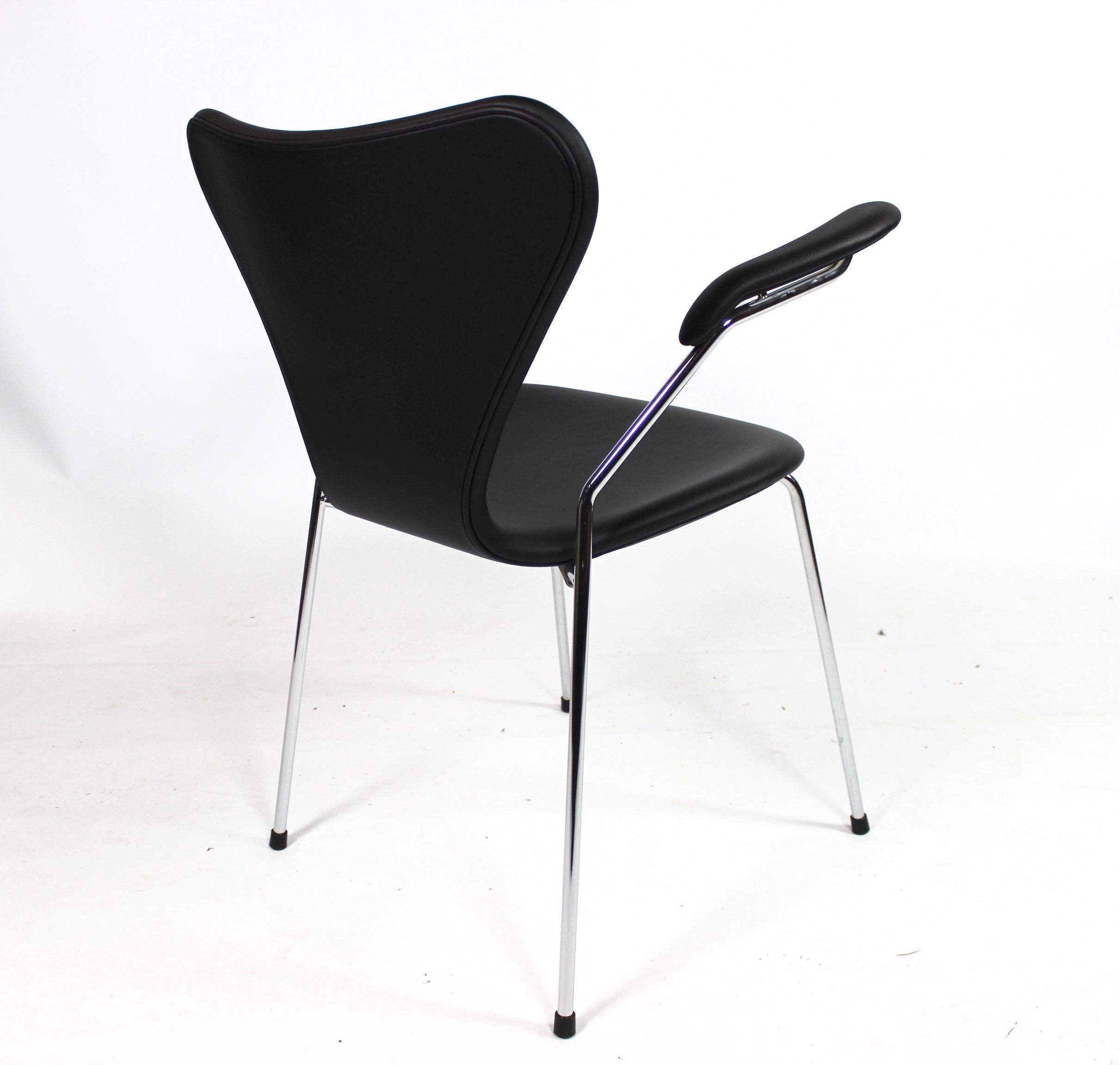 Satz von vier Stühlen der Serie 7, Modell 3207, mit Armlehnen von Arne Jacobsen, 2016 im Angebot 1