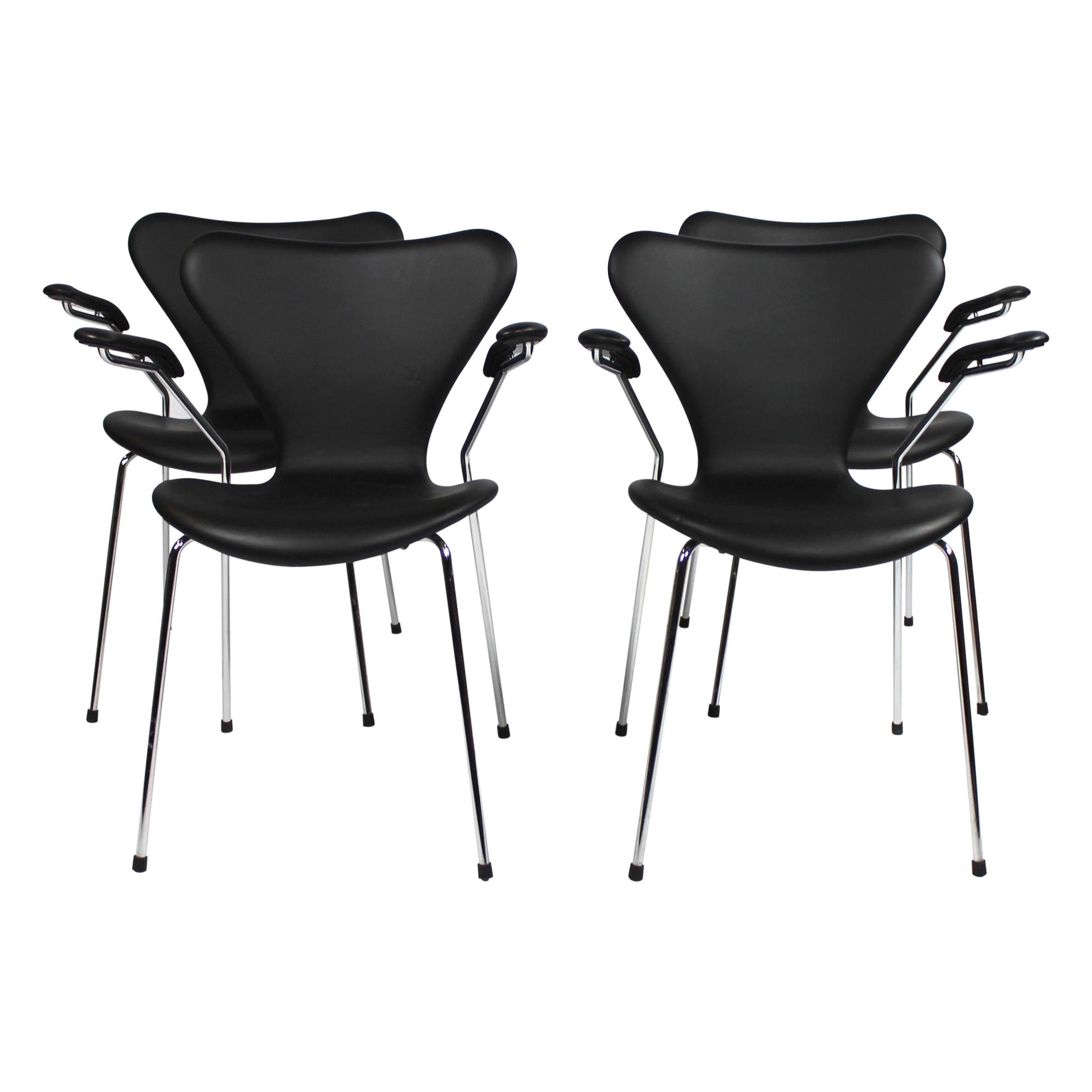Ensemble de quatre chaises Series 7, modèle 3207, avec accoudoirs d'Arne Jacobsen, 2016