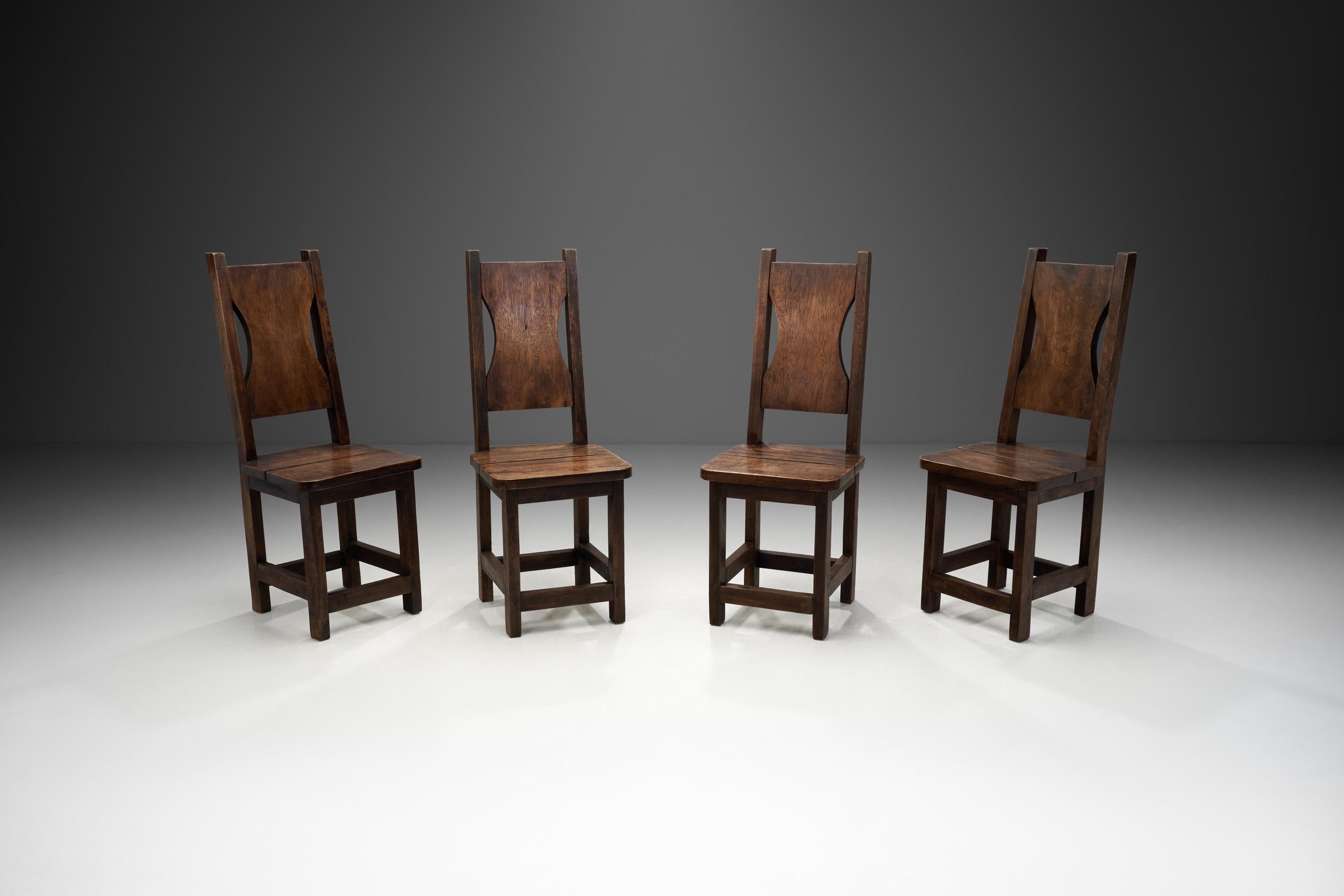 Gli anni '50 in Francia hanno segnato un periodo di fioritura per il design modernista, mettendo in mostra l'arte delle forme funzionali e l'abile artigianato. I mobili di quest'epoca abbracciavano linee pulite, ornamenti minimi e si appoggiavano
