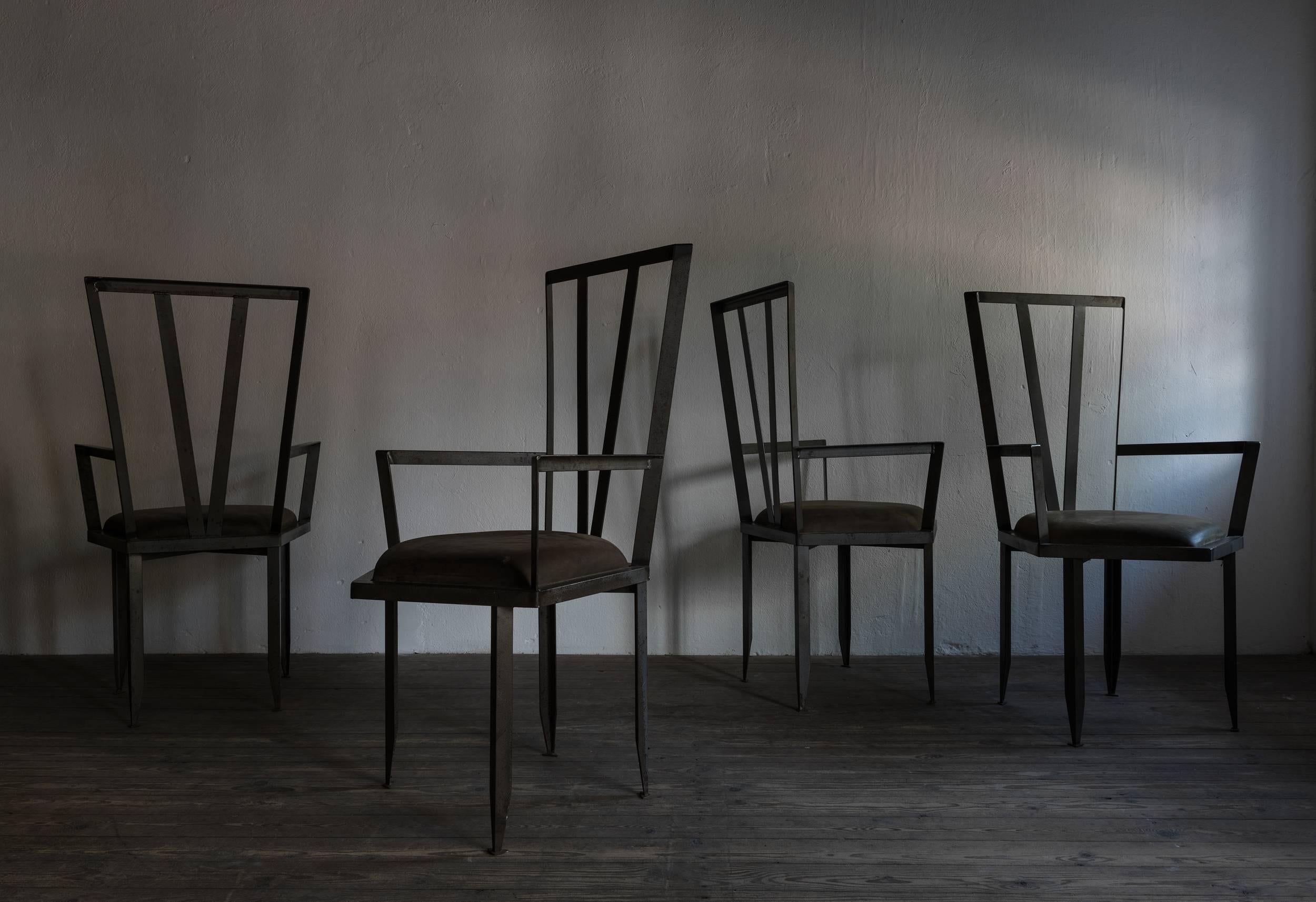 Ein sehr stilvolles Set von Sesseln, Stahl mit Leder Sitzkissen.
 