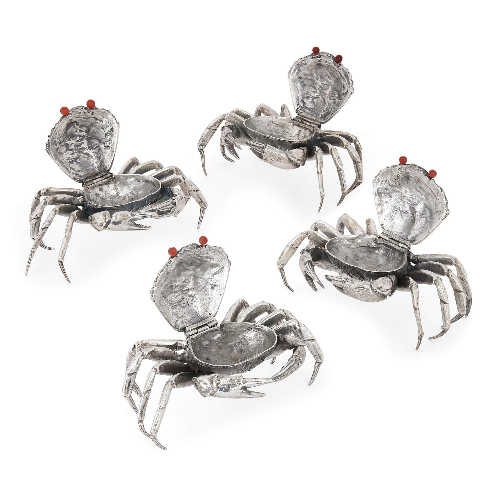 Un ensemble de quatre boîtes en argent sterling en forme de crabe par Buccellati
Italien, 20ème siècle
Hauteur 5cm, largeur 11cm, profondeur 7cm

Fabriquées par Mabuti à Milan, en Italie, et vendues au détail par Buccellati, ces boîtes en argent