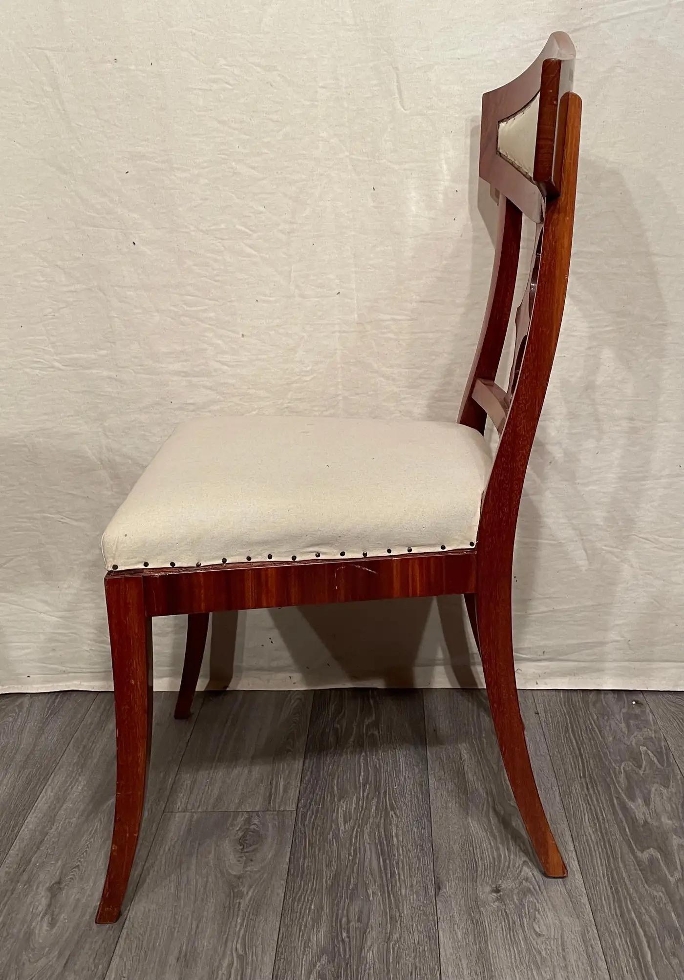 Un set di quattro eleganti sedie Biedermeier svedesi, impiallacciate in mogano. Il retro è decorato con un'elegante lavorazione a giorno.  Le sedie sono in ottime condizioni. Hanno una nuova tappezzeria e puoi scegliere il tessuto con un
