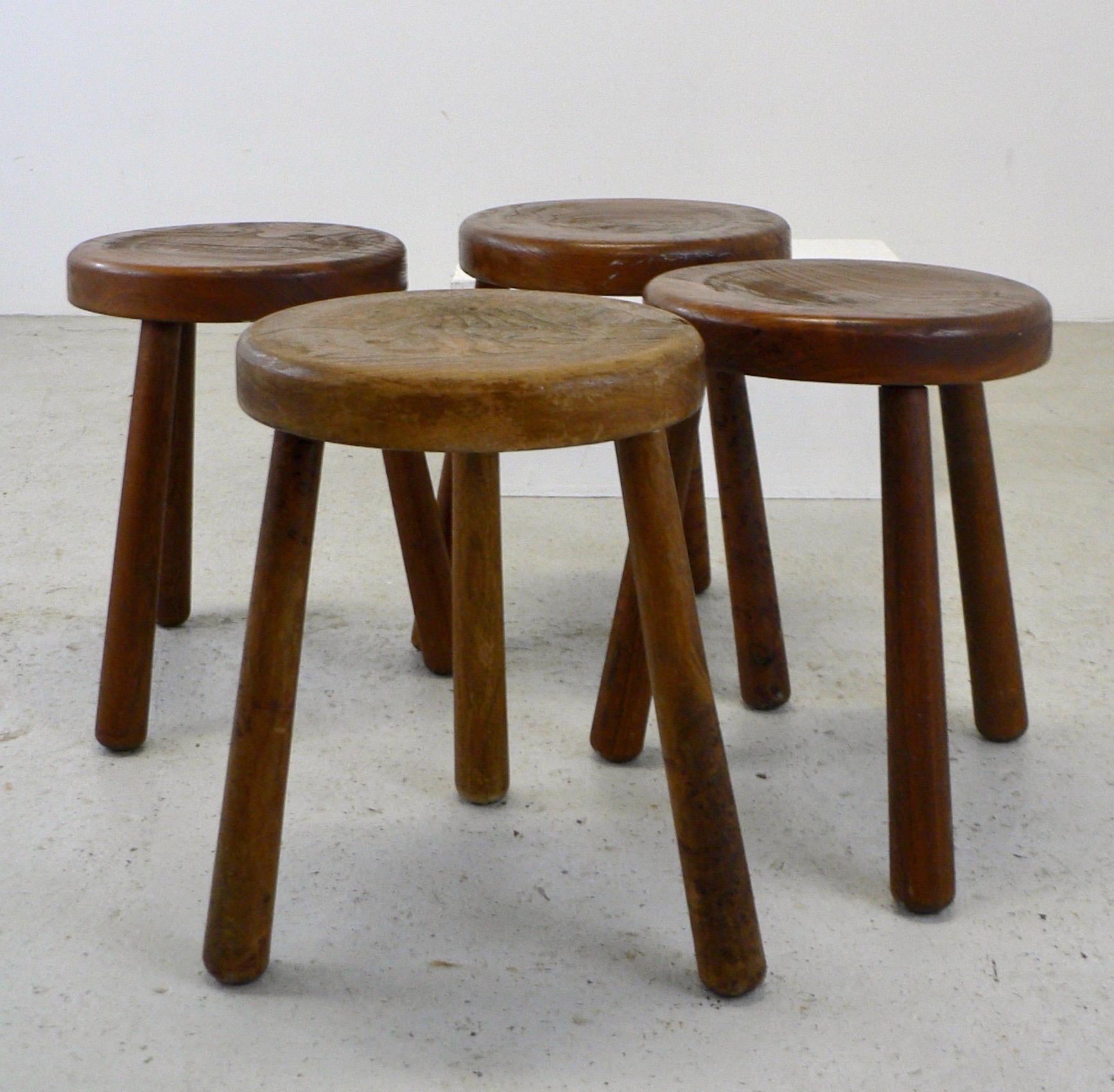 A set of four tripod 'shepherd' stools - France - 1950 In Good Condition For Sale In SOTTEVILLE-LÈS-ROUEN, FR