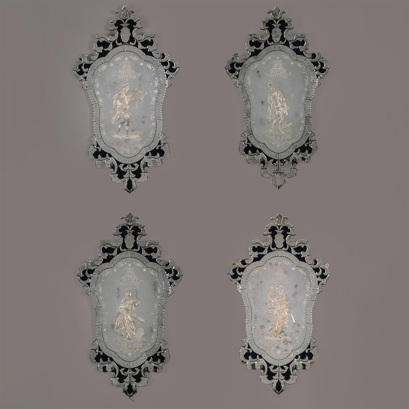 Un set di quattro specchi da parete in vetro trasparente e blu inciso.

Ognuno di essi ha una forma a cartiglio con piatti marginali su un fondo di vetro blu. La cresta a foglie d'acanto è centrata da un fiore di tulipano. Sopra una coppia di